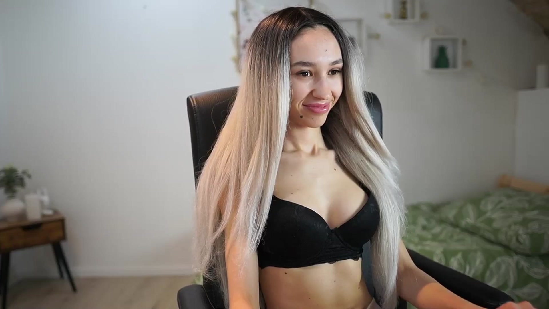 Gallery image thumbnail from Amai__Liu's myfreecams stream on, 05/08/2025, 20:25 image 5 of 20