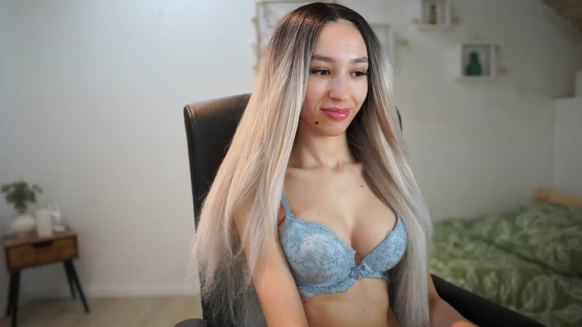 Gallery image thumbnail from Amai__Liu's myfreecams stream on, 05/12/2025, 17:05 image 3 of 20