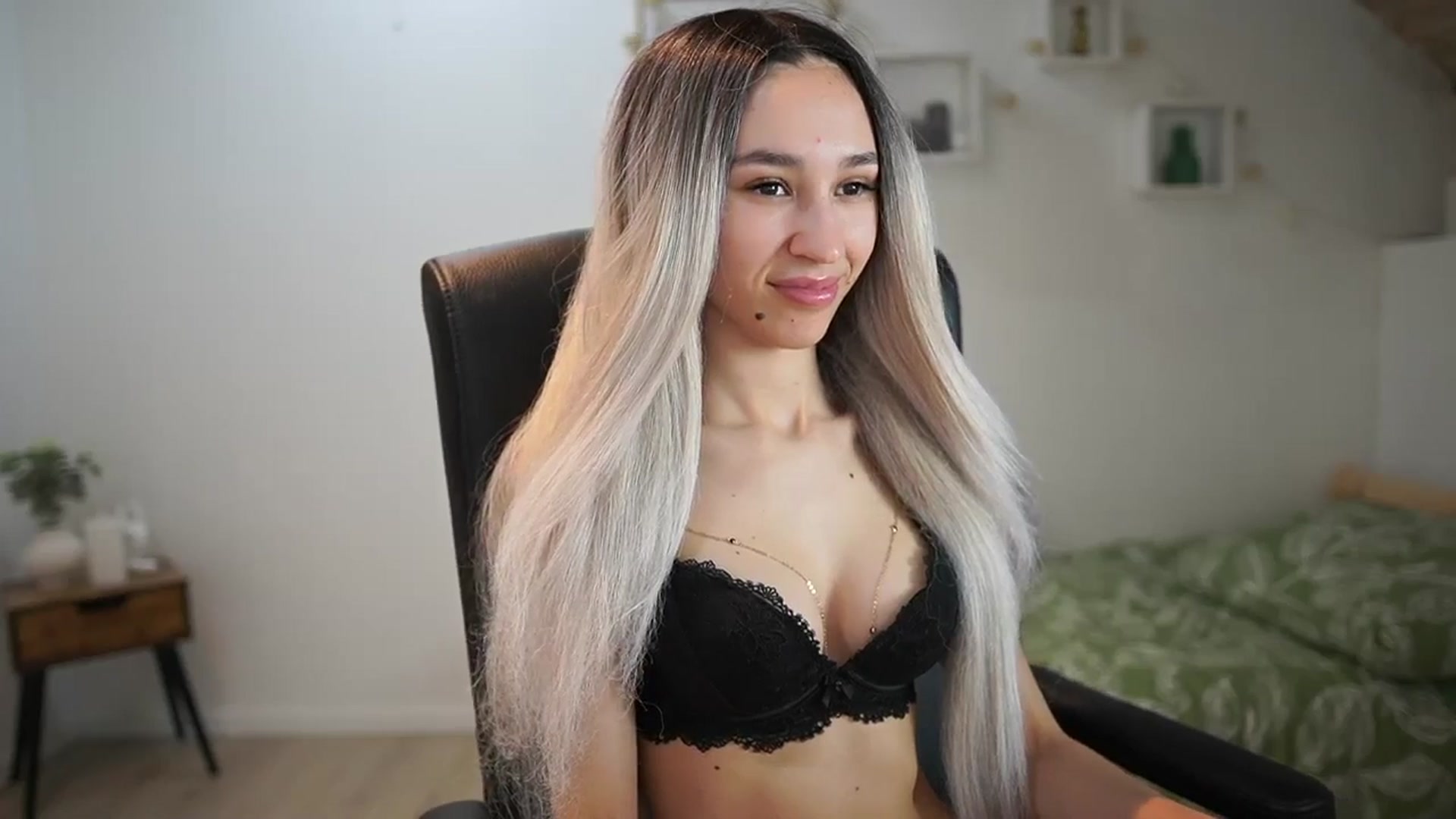 Gallery image thumbnail from Amai__Liu's myfreecams stream on, 05/18/2025, 20:58 image 2 of 20