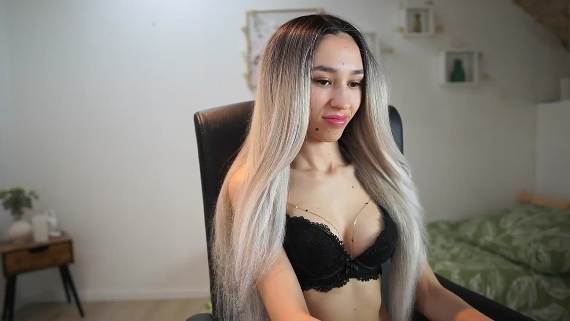 Gallery image thumbnail from Amai__Liu's myfreecams stream on, 05/18/2025, 21:55 image 17 of 20