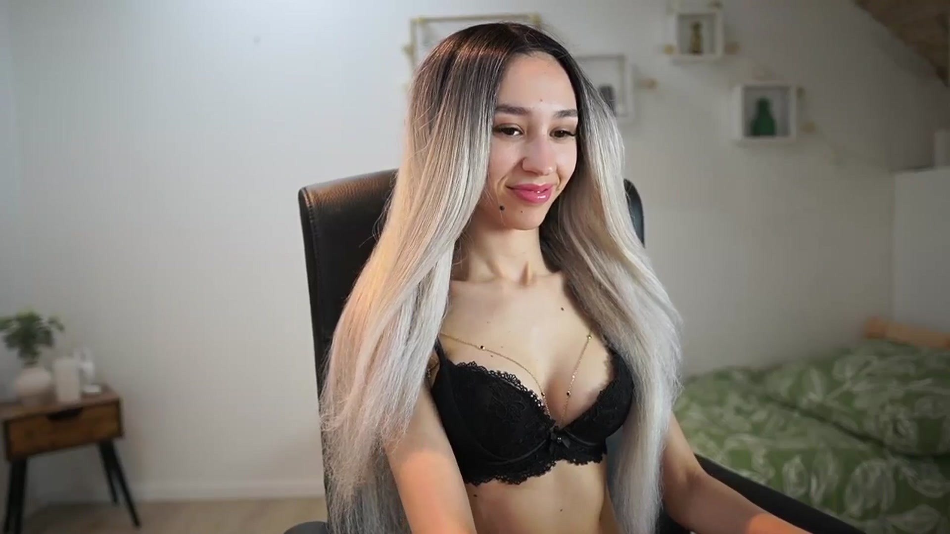 Gallery image thumbnail from Amai__Liu's myfreecams stream on, 05/18/2025, 21:55 image 4 of 20