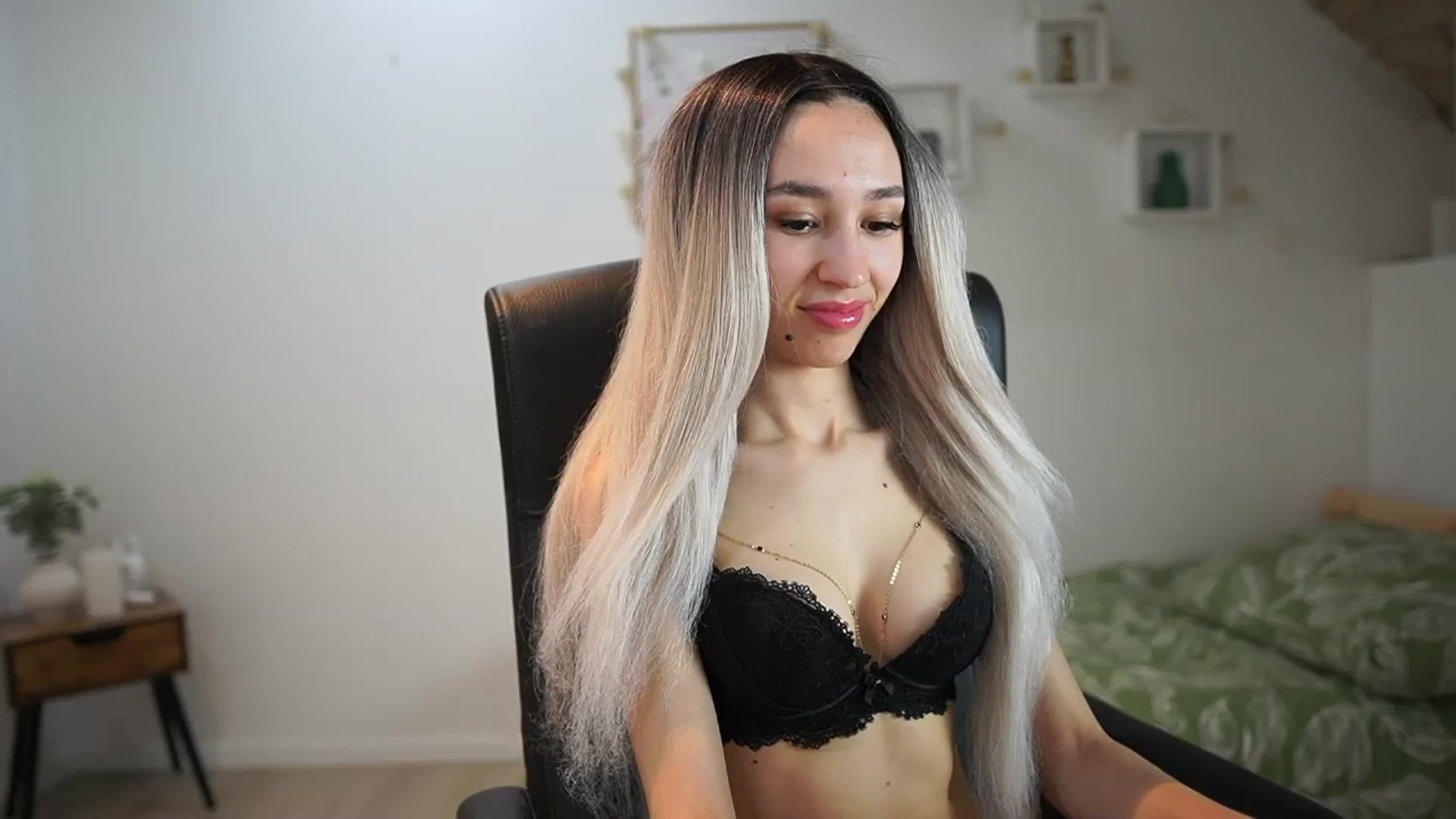 Gallery image thumbnail from Amai__Liu's myfreecams stream on, 05/18/2025, 21:55 image 1 of 20