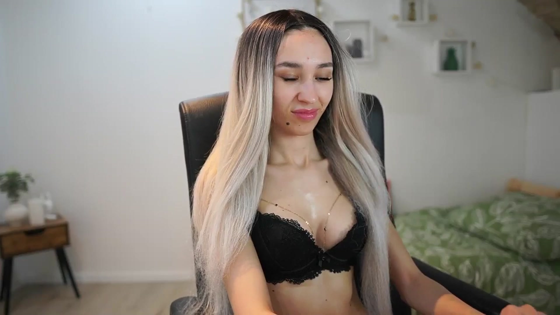 Gallery image thumbnail from Amai__Liu's myfreecams stream on, 05/18/2025, 23:02 image 4 of 20