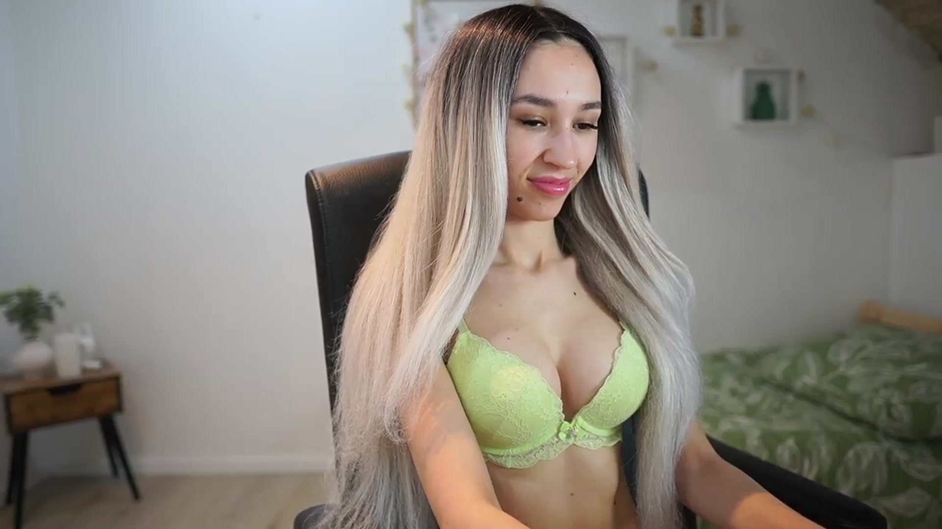 Gallery image thumbnail from Amai__Liu's myfreecams stream on, 05/19/2025, 21:29 image 3 of 20