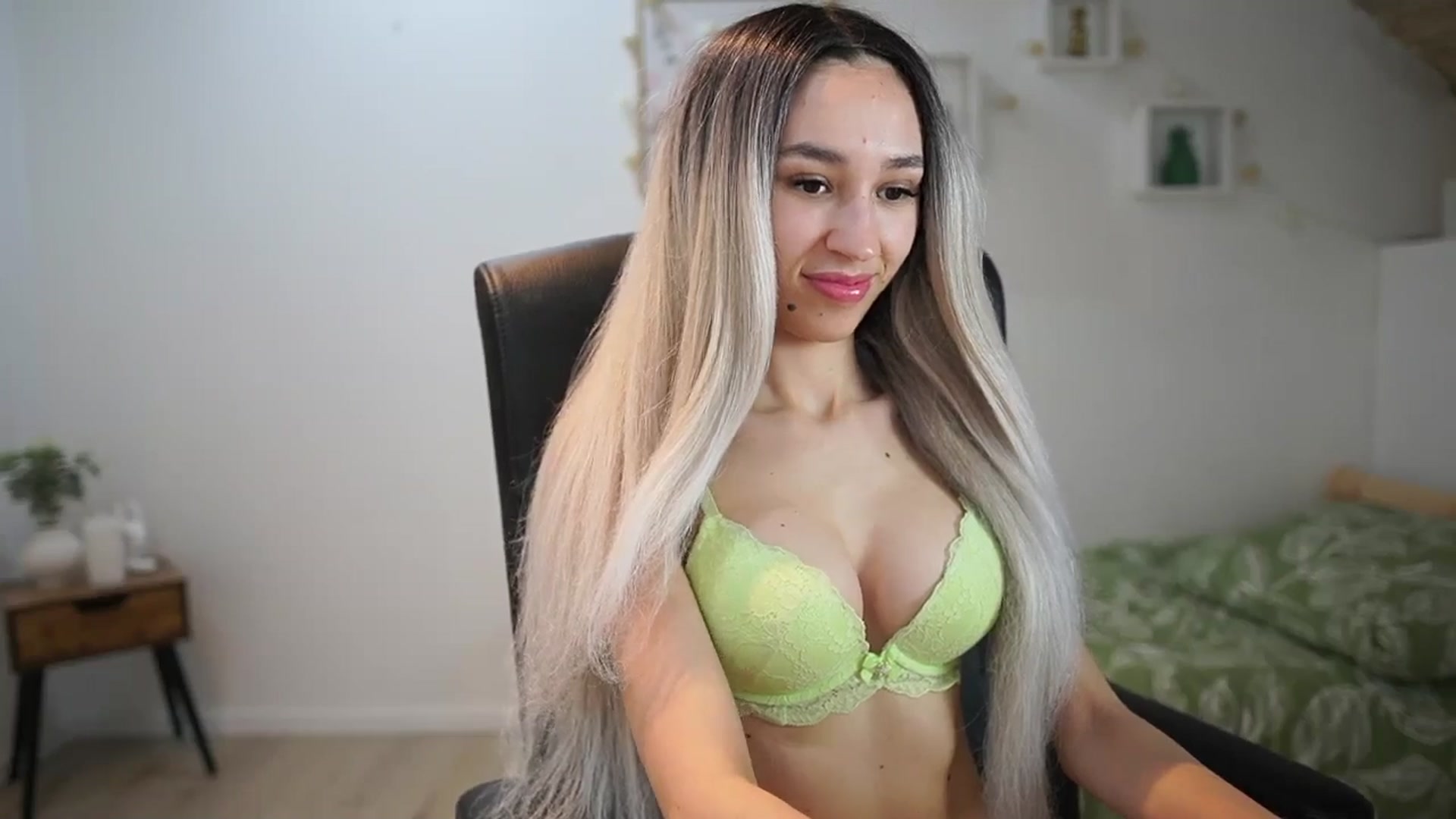 Gallery image thumbnail from Amai__Liu's myfreecams stream on, 05/19/2025, 21:29 image 2 of 20