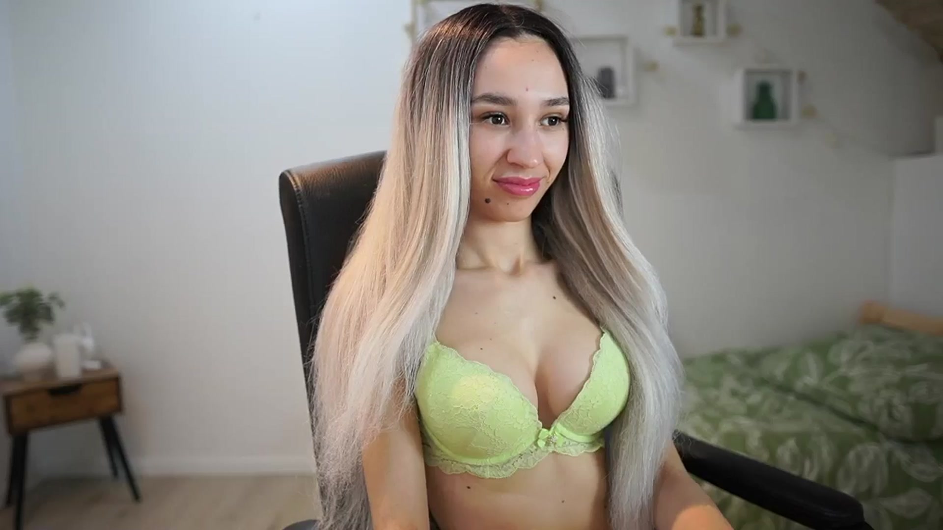 Gallery image thumbnail from Amai__Liu's myfreecams stream on, 05/19/2025, 21:29 image 7 of 20