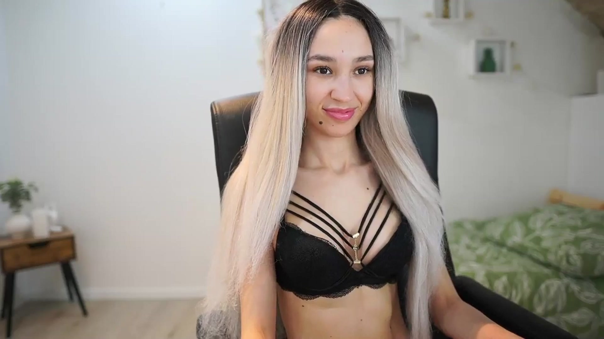 Gallery image thumbnail from Amai__Liu's myfreecams stream on, 05/20/2025, 15:52 image 11 of 20