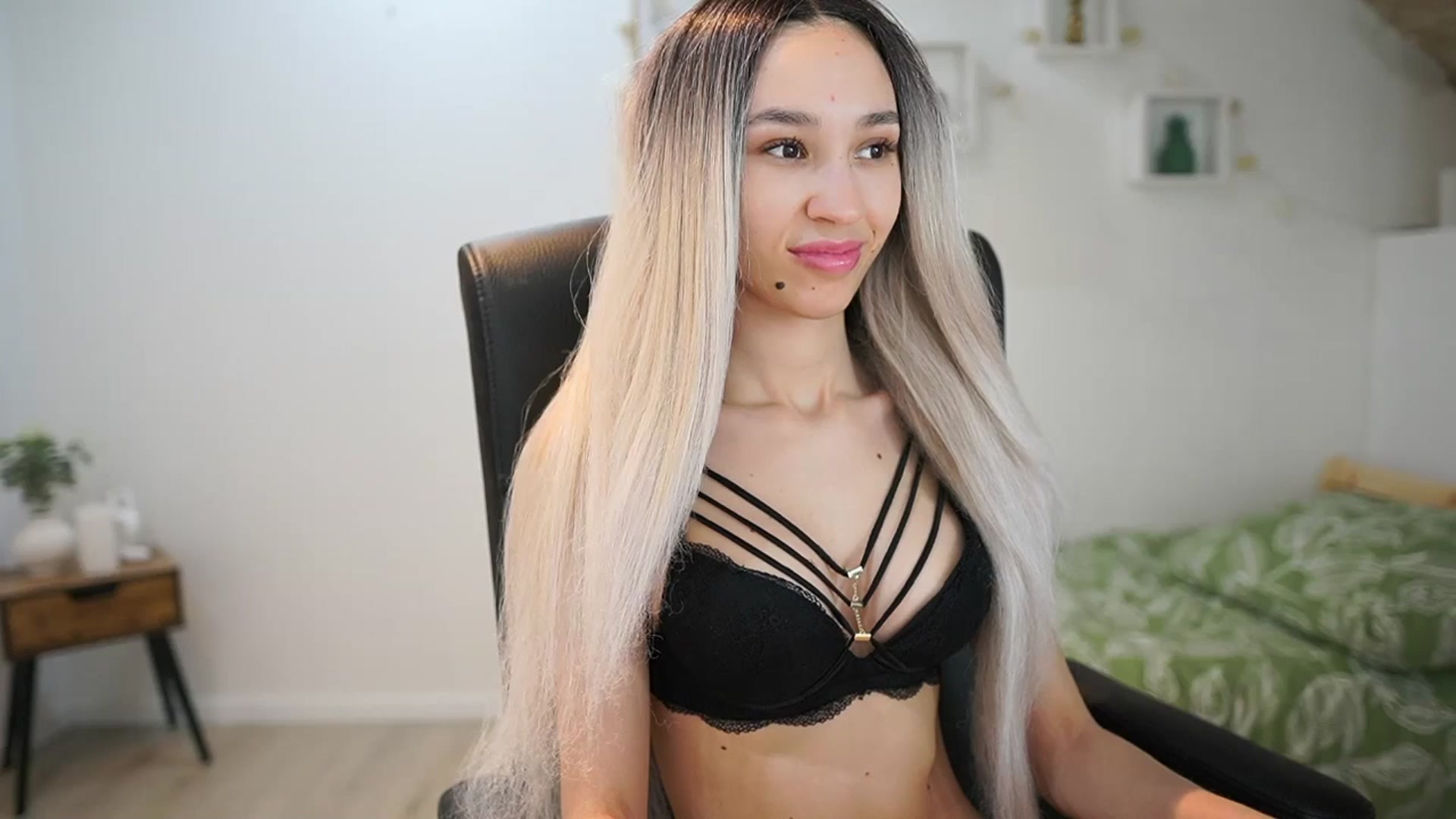 Gallery image thumbnail from Amai__Liu's myfreecams stream on, 05/20/2025, 15:52 image 7 of 20