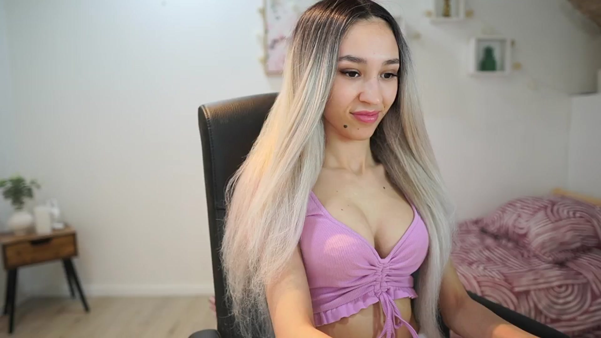Gallery image thumbnail from Amai__Liu's myfreecams stream on, 05/24/2025, 18:40 image 14 of 20