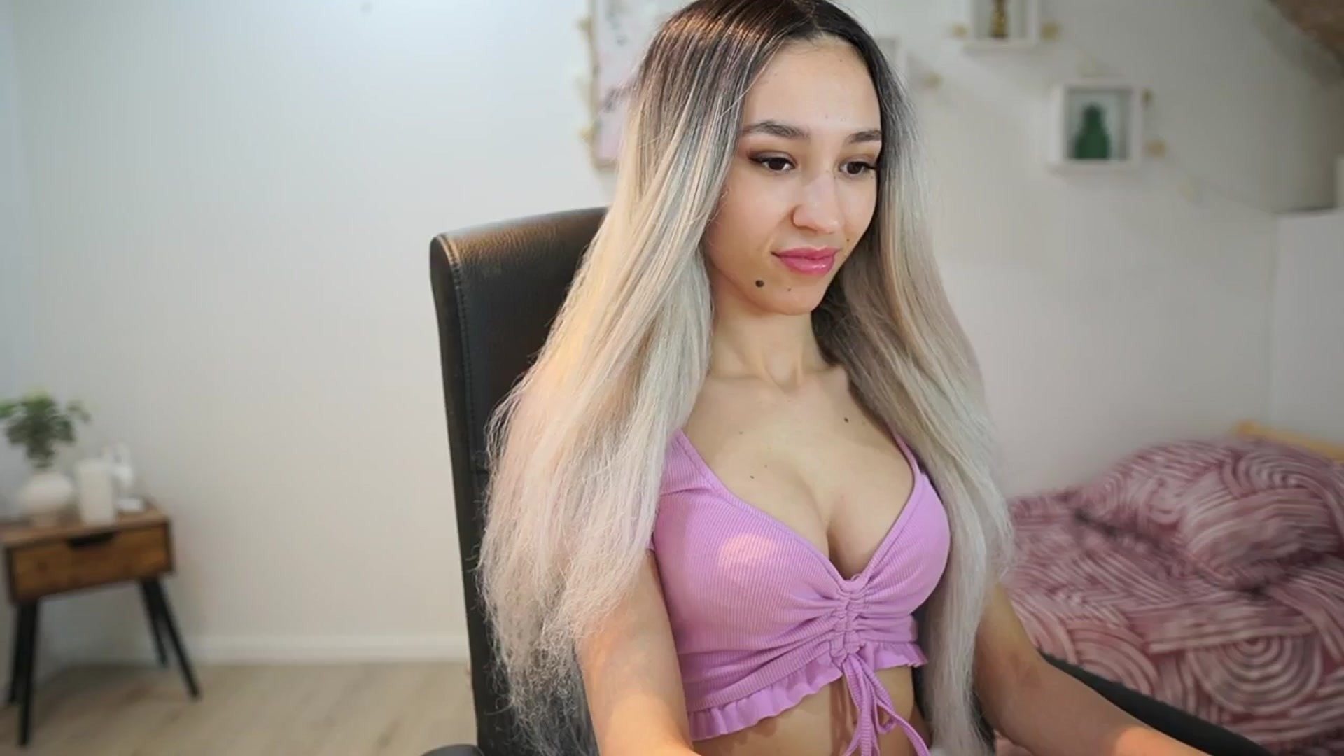 Gallery image thumbnail from Amai__Liu's myfreecams stream on, 05/24/2025, 18:40 image 12 of 20