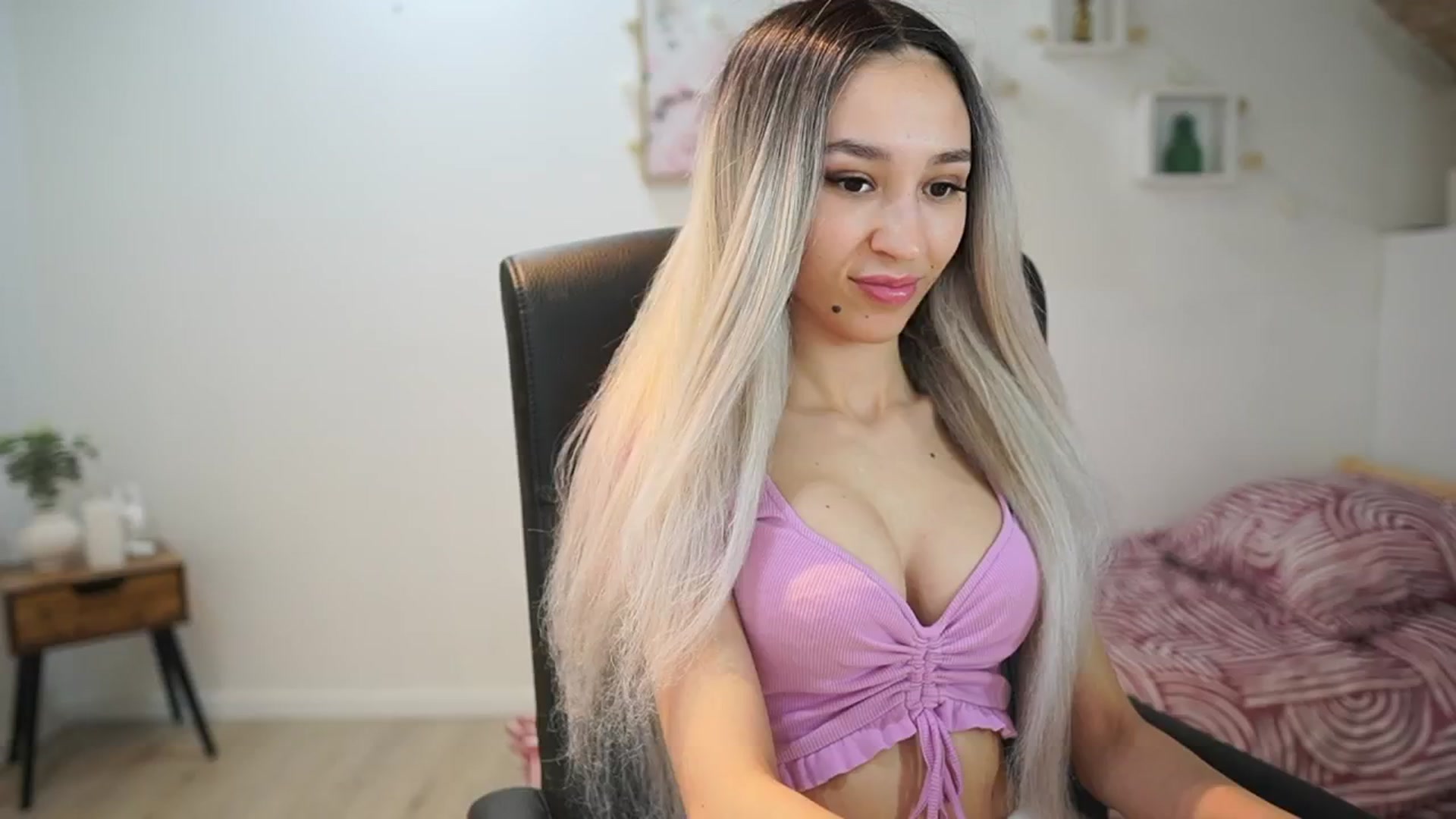 Gallery image thumbnail from Amai__Liu's myfreecams stream on, 05/24/2025, 18:40 image 18 of 20