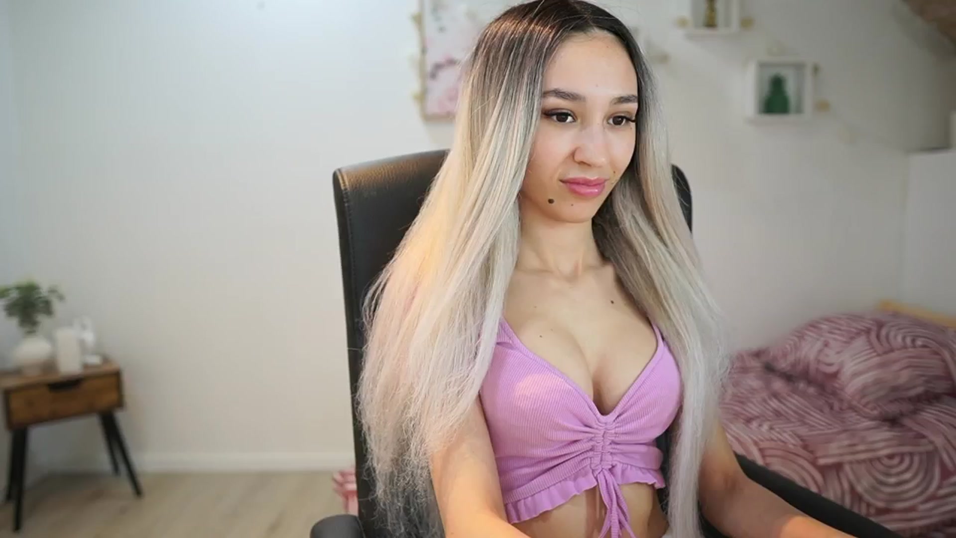Gallery image thumbnail from Amai__Liu's myfreecams stream on, 05/24/2025, 18:40 image 17 of 20