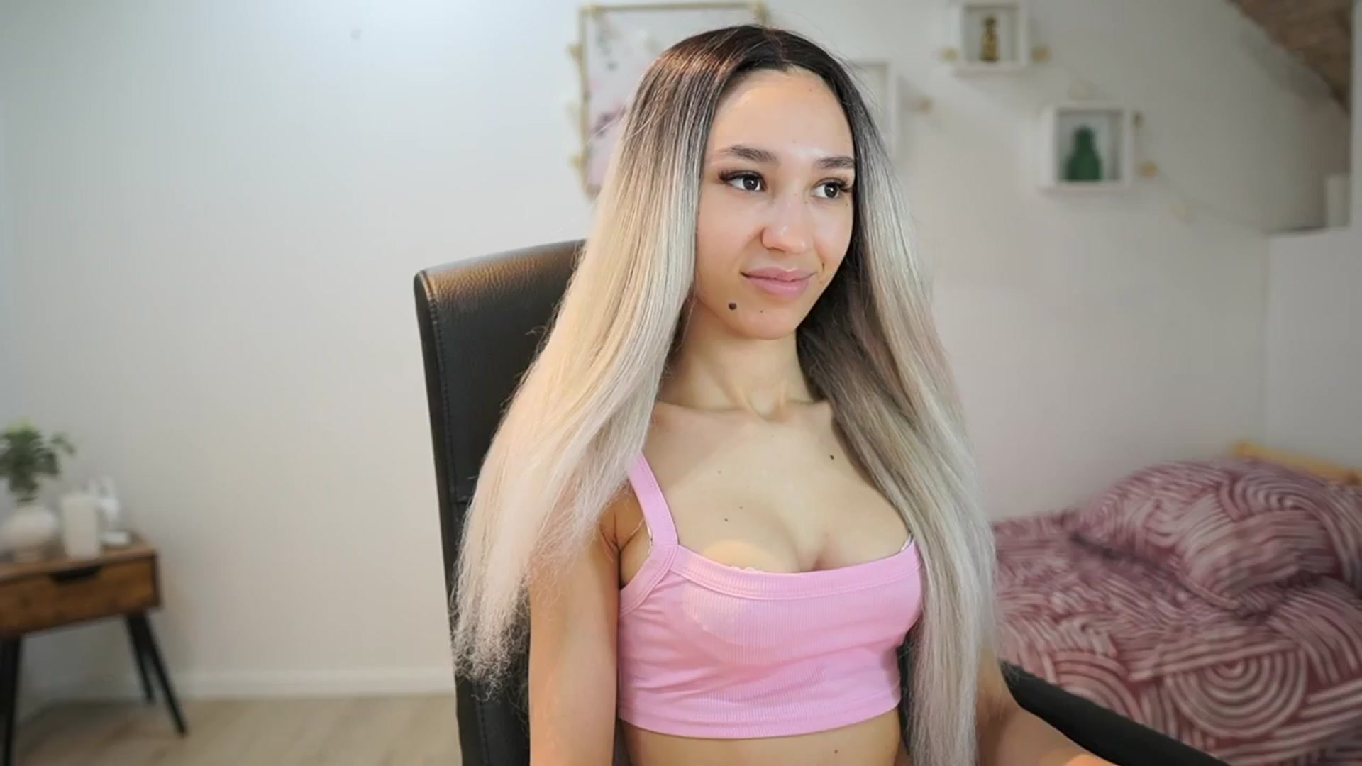 Gallery image thumbnail from Amai__Liu's myfreecams stream on, 05/25/2025, 13:20 image 9 of 20