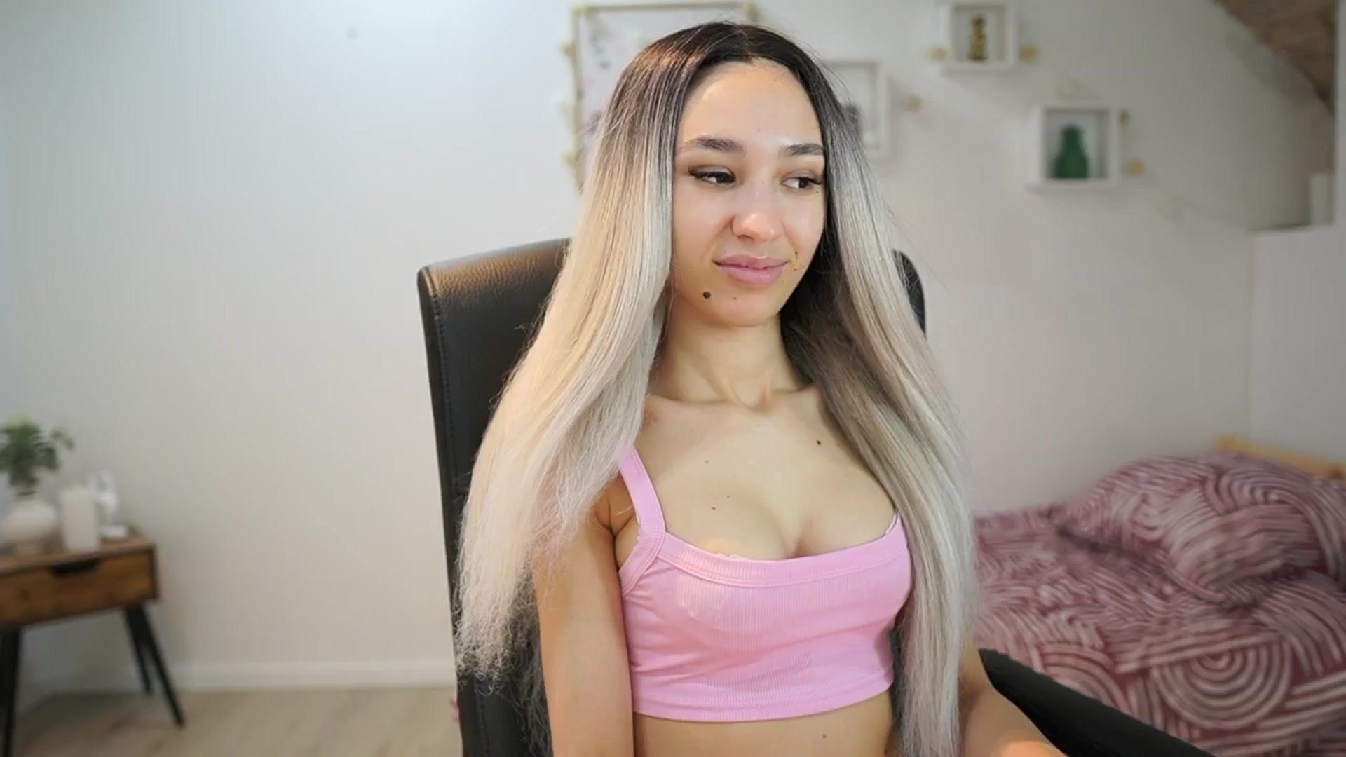 Gallery image thumbnail from Amai__Liu's myfreecams stream on, 05/25/2025, 13:20 image 6 of 20