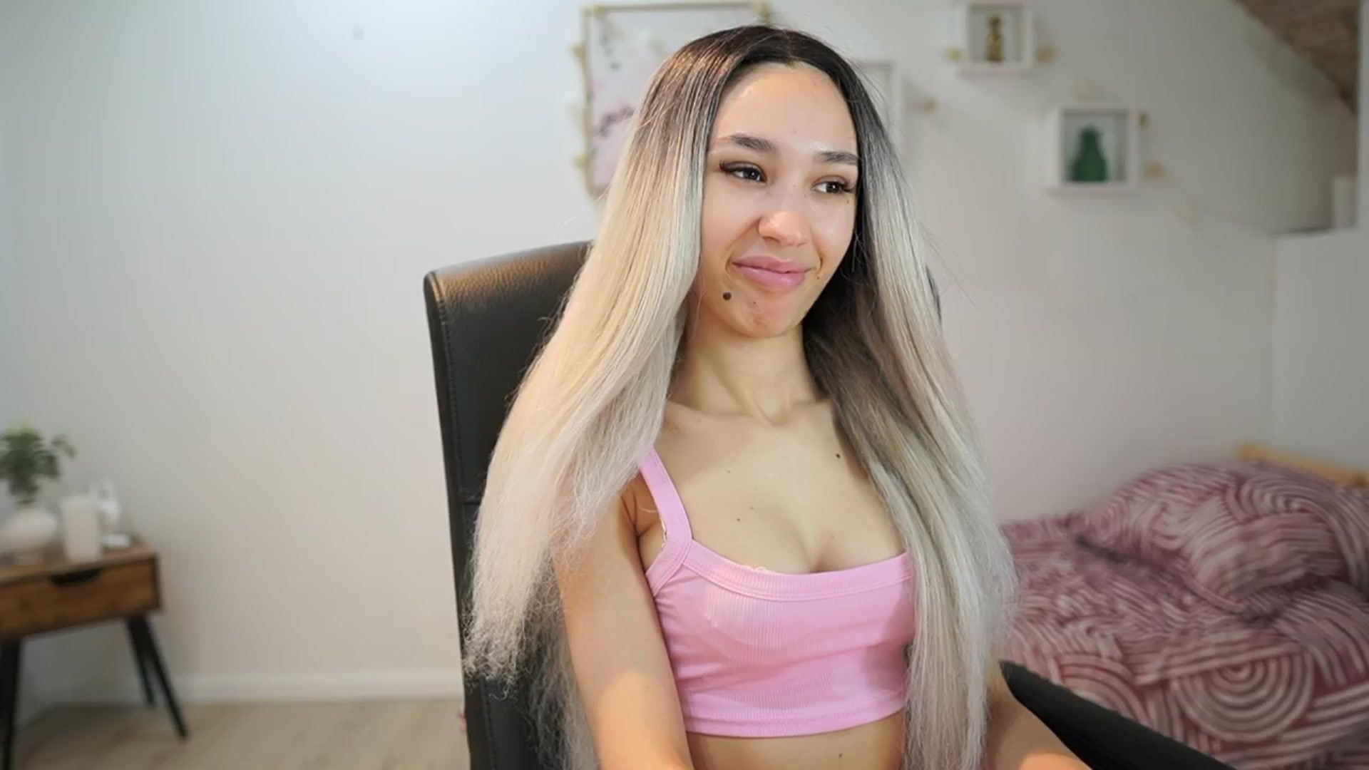 Gallery image thumbnail from Amai__Liu's myfreecams stream on, 05/25/2025, 13:20 image 5 of 20