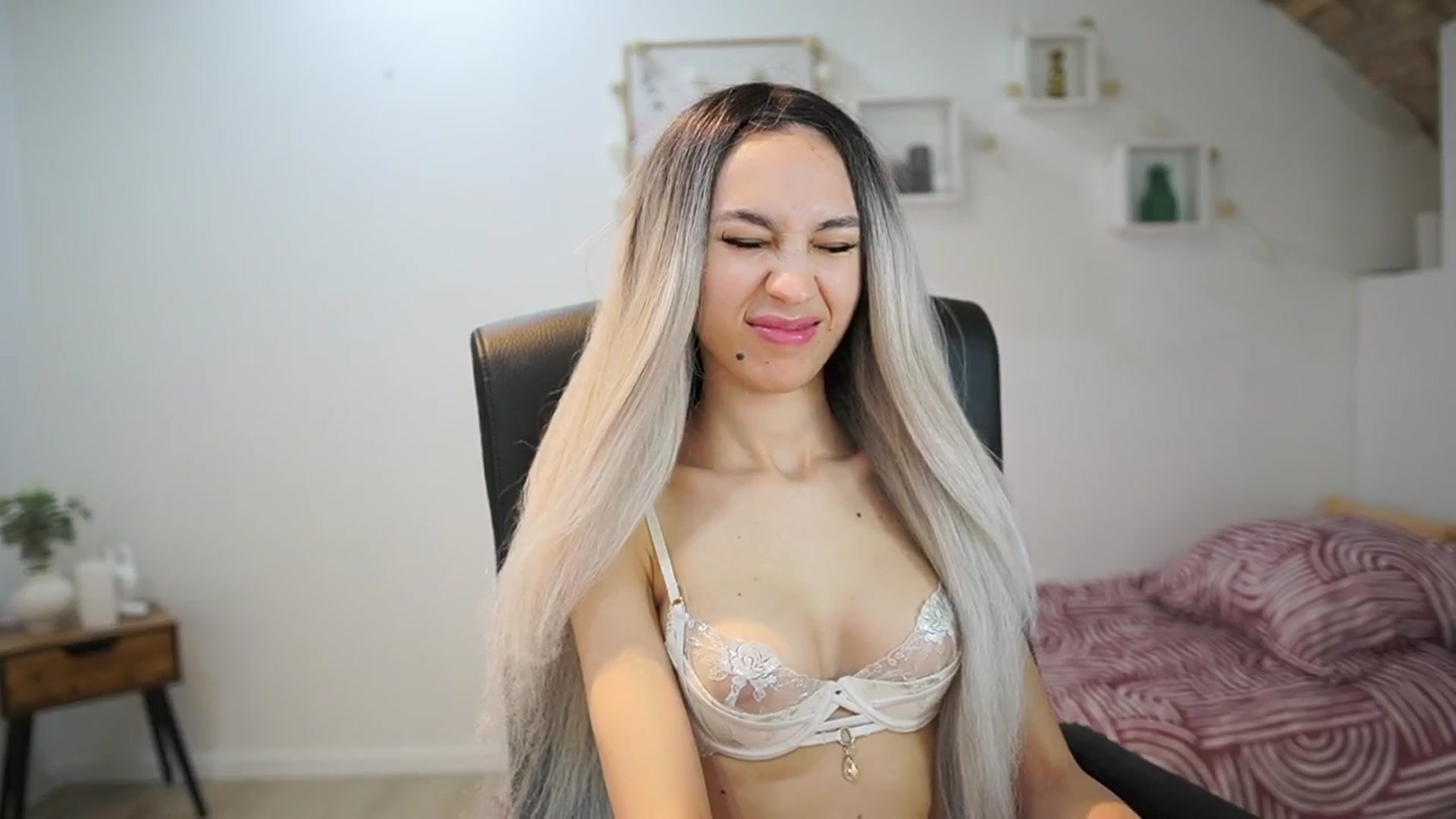 Gallery image thumbnail from Amai__Liu's myfreecams stream on, 05/25/2025, 15:02 image 11 of 20