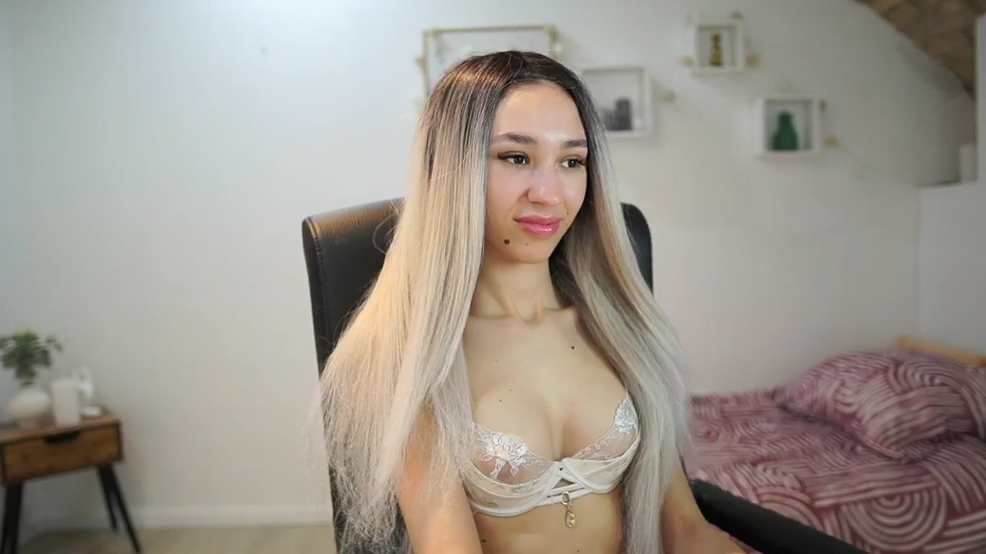Gallery image thumbnail from Amai__Liu's myfreecams stream on, 05/25/2025, 15:02 image 3 of 20