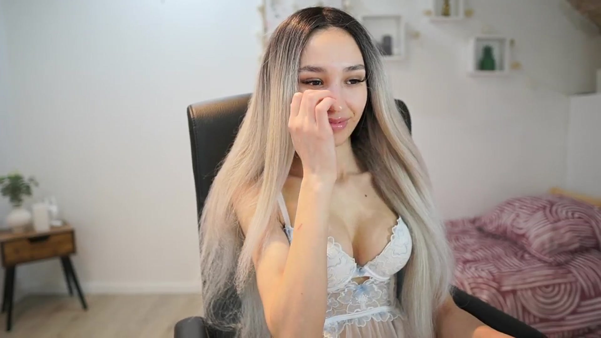 Gallery image thumbnail from Amai__Liu's myfreecams stream on, 05/26/2025, 18:32 image 9 of 20