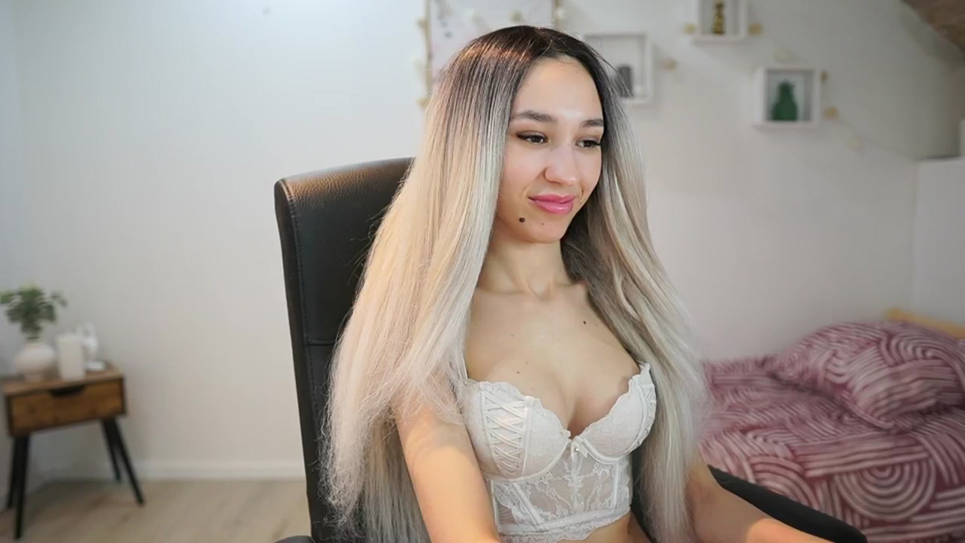 Gallery image thumbnail from Amai__Liu's myfreecams stream on, 05/26/2025, 22:01 image 2 of 20