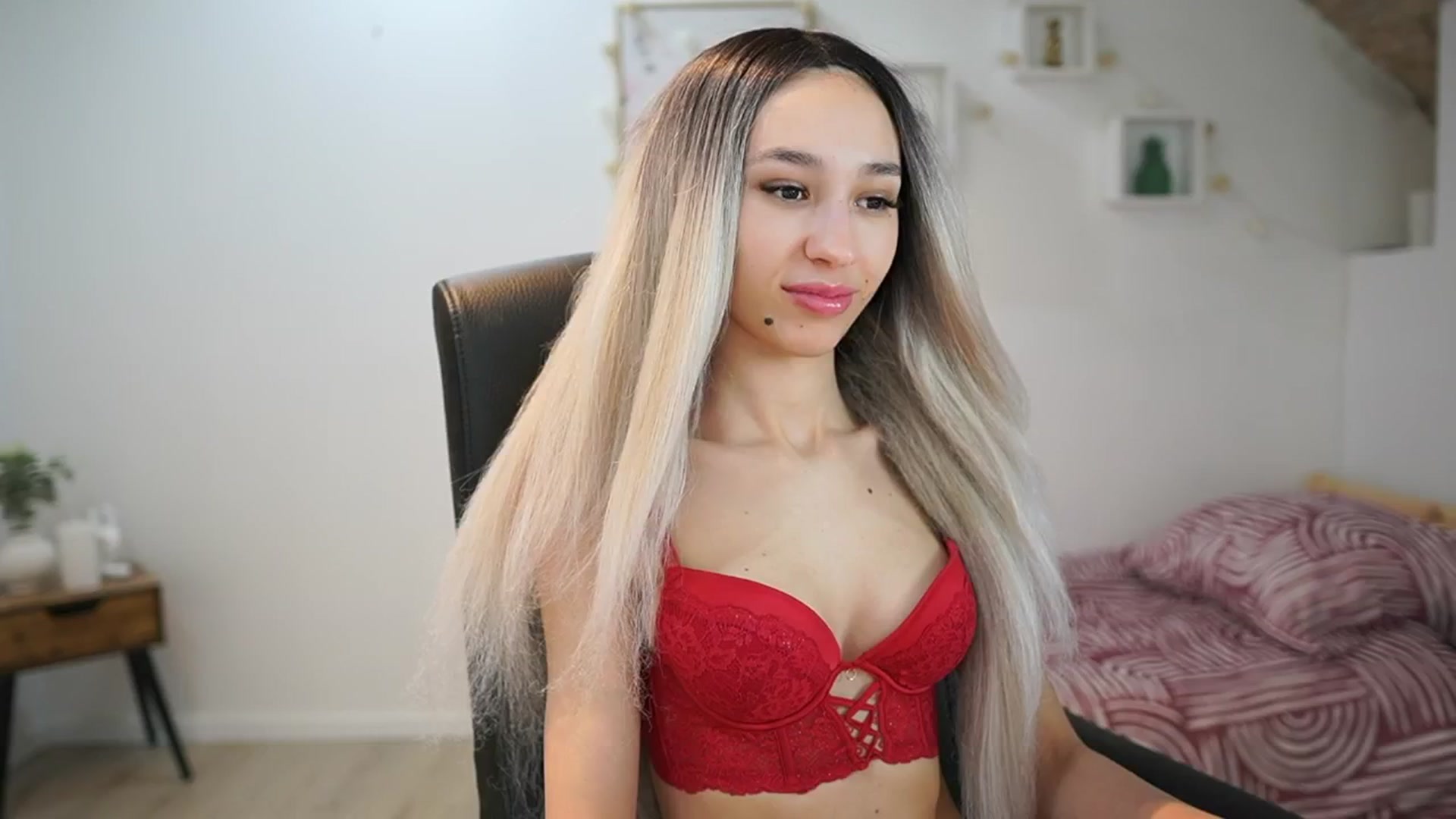 Gallery image thumbnail from Amai__Liu's myfreecams stream on, 05/28/2025, 18:43 image 1 of 20