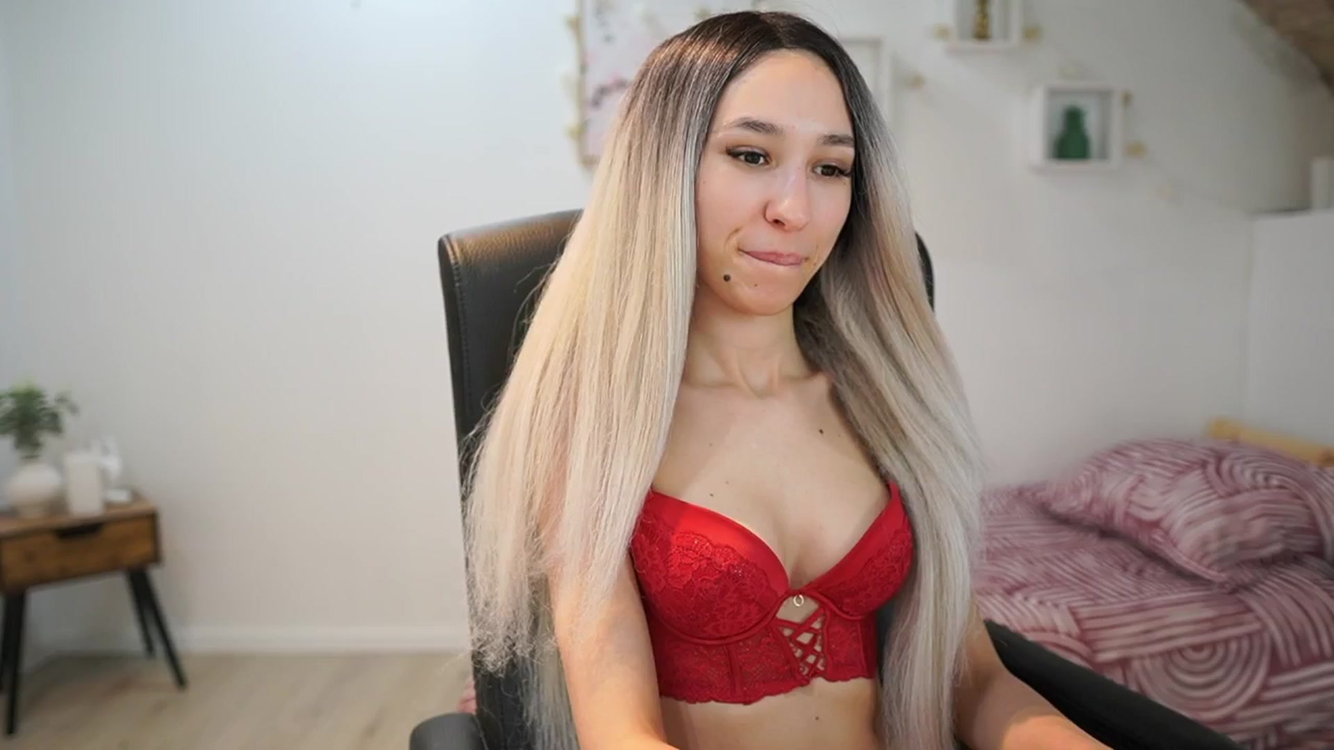 Gallery image thumbnail from Amai__Liu's myfreecams stream on, 05/28/2025, 22:47 image 10 of 20