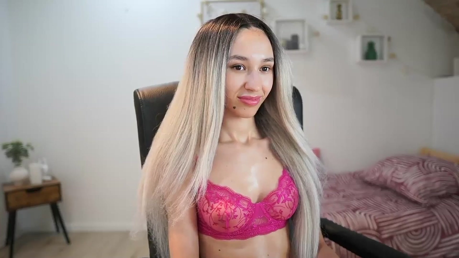 Gallery image thumbnail from Amai__Liu's myfreecams stream on, 06/04/2025, 22:49 image 14 of 20