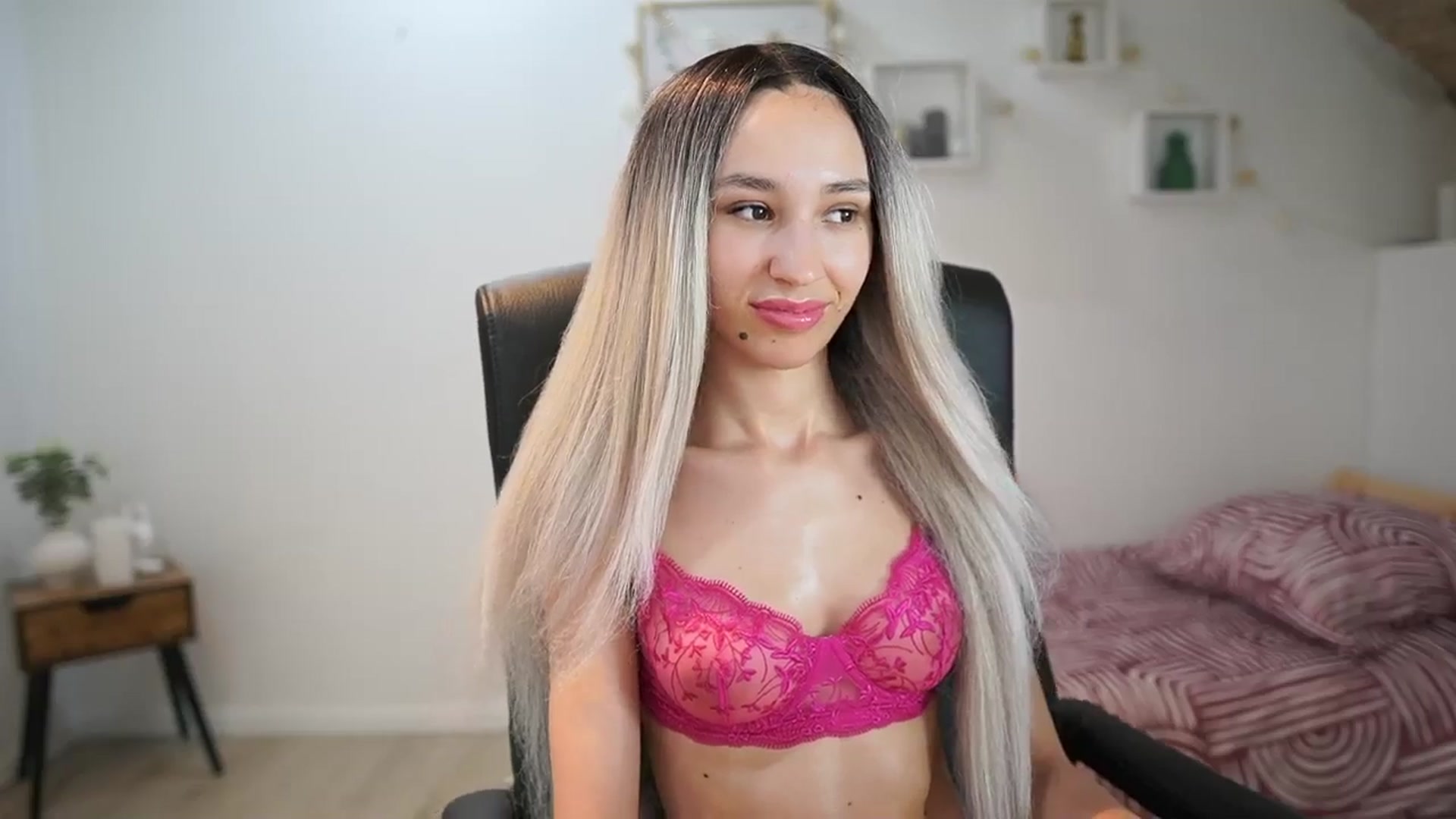Gallery image thumbnail from Amai__Liu's myfreecams stream on, 06/04/2025, 22:49 image 12 of 20