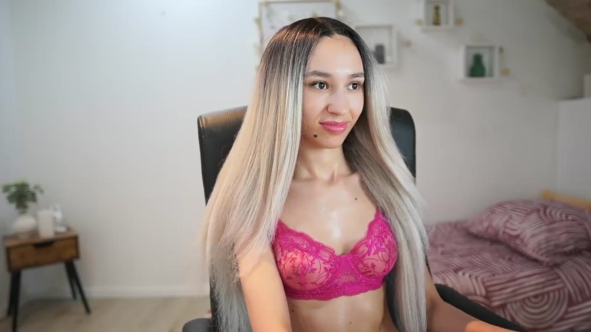 Gallery image thumbnail from Amai__Liu's myfreecams stream on, 06/04/2025, 22:49 image 11 of 20