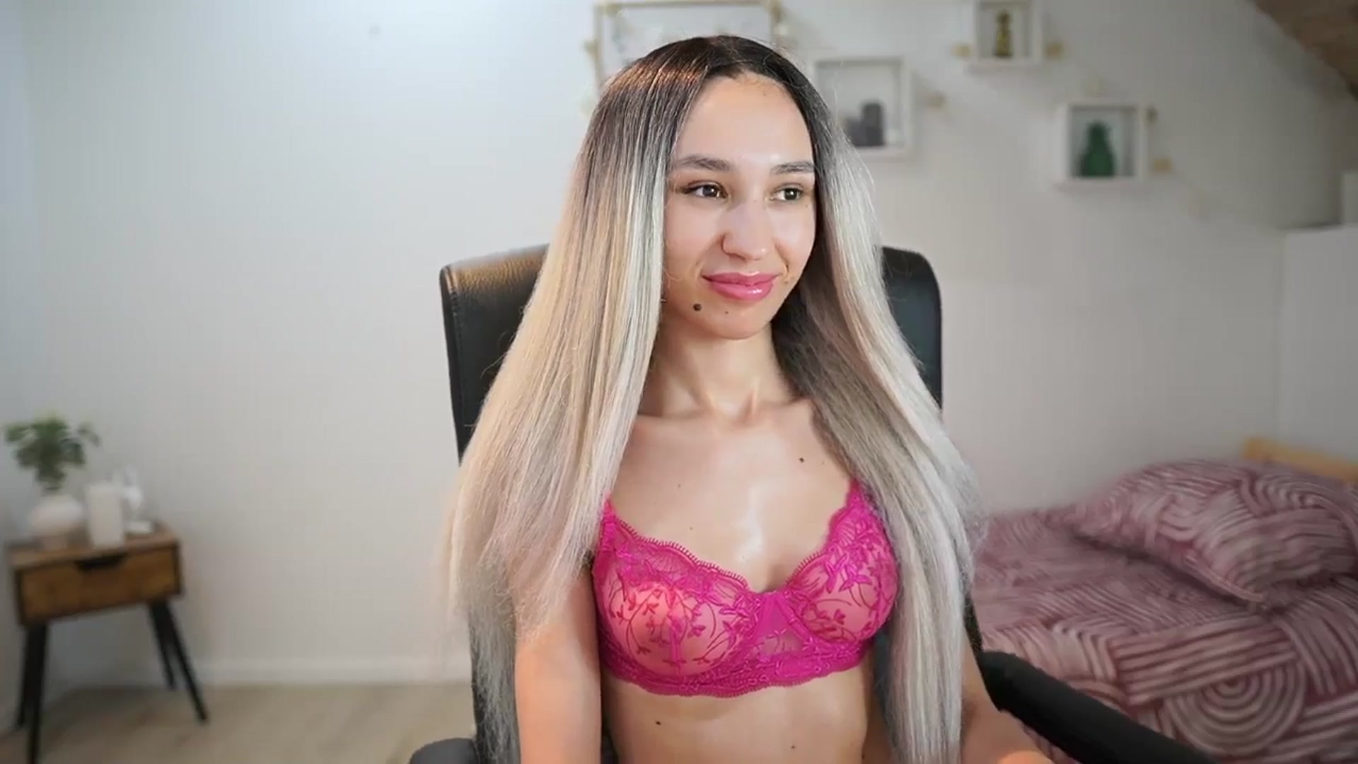 Gallery image thumbnail from Amai__Liu's myfreecams stream on, 06/04/2025, 22:49 image 9 of 20