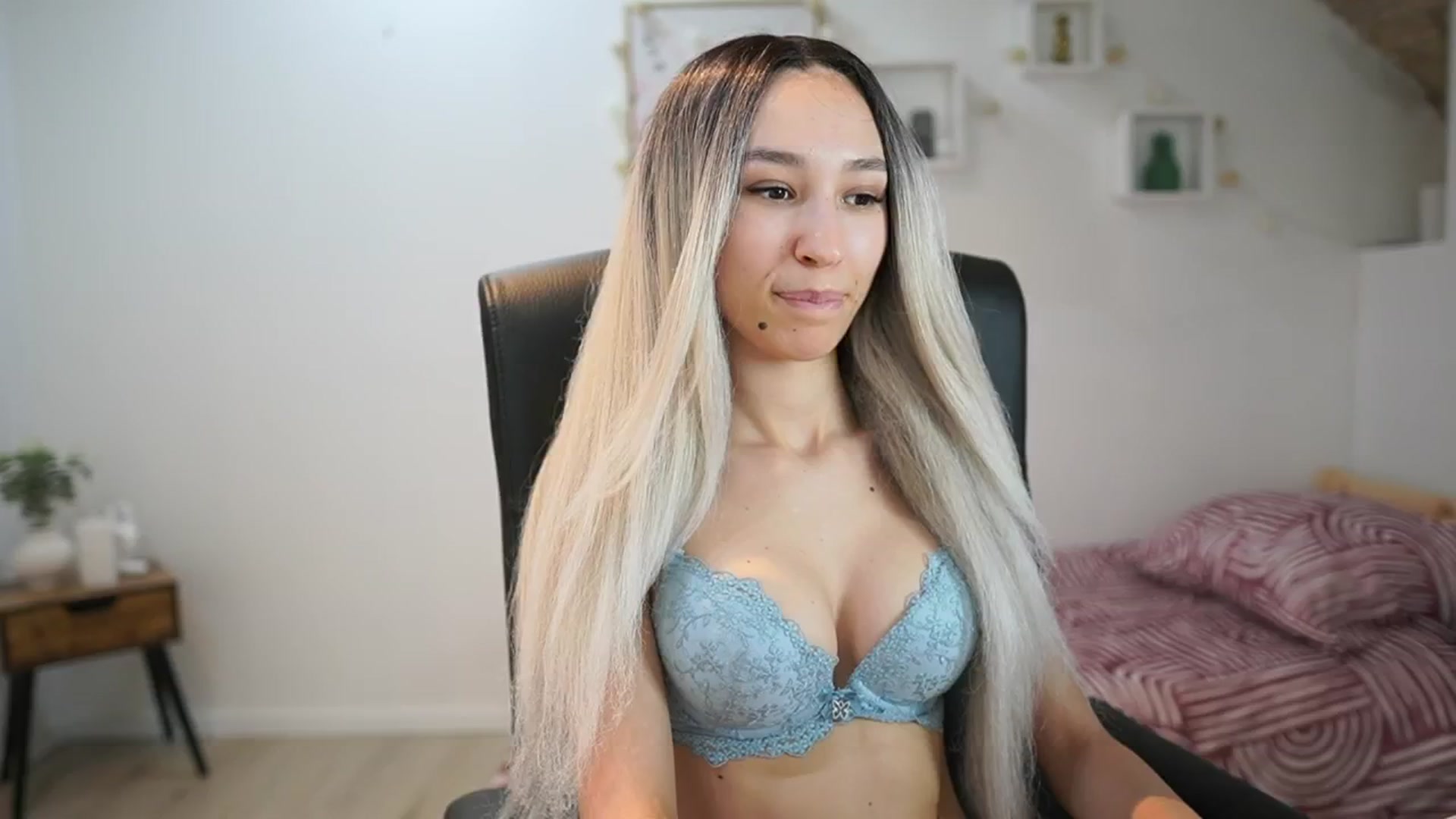 Gallery image thumbnail from Amai__Liu's myfreecams stream on, 06/05/2025, 15:28 image 11 of 20