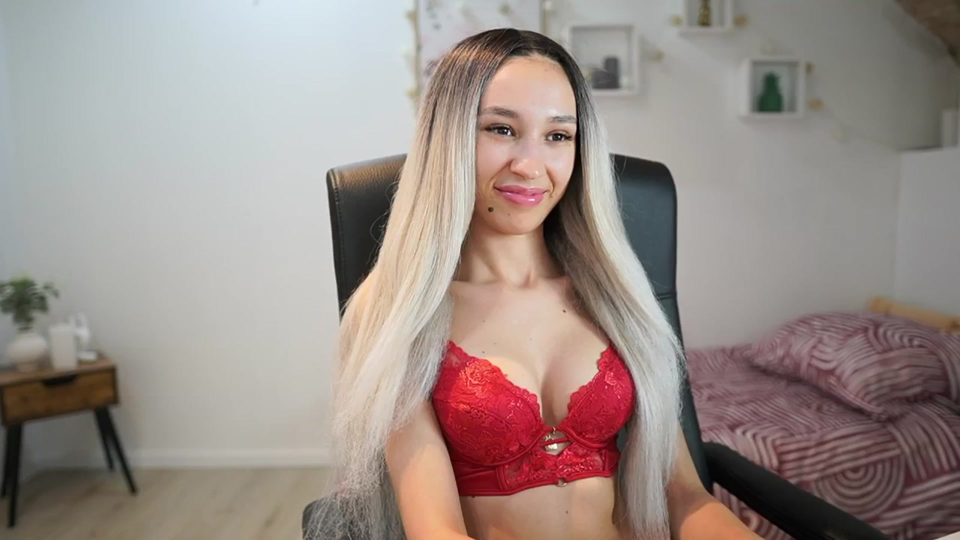 Gallery image thumbnail from Amai__Liu's myfreecams stream on, 06/06/2025, 23:02 image 7 of 20