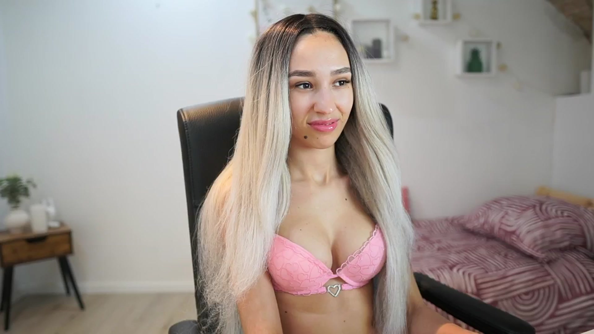 Gallery image thumbnail from Amai__Liu's myfreecams stream on, 06/09/2025, 15:04 image 14 of 20