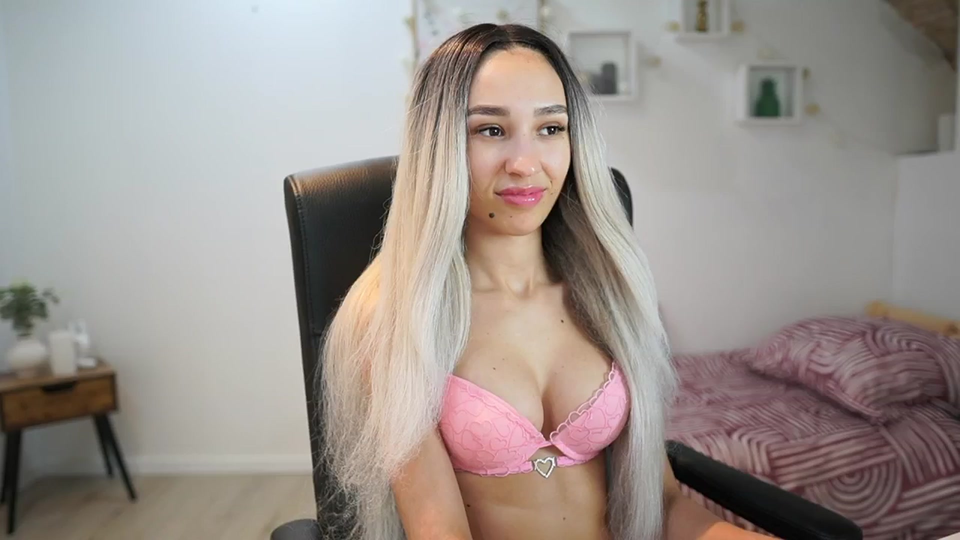 Gallery image thumbnail from Amai__Liu's myfreecams stream on, 06/09/2025, 15:04 image 4 of 20