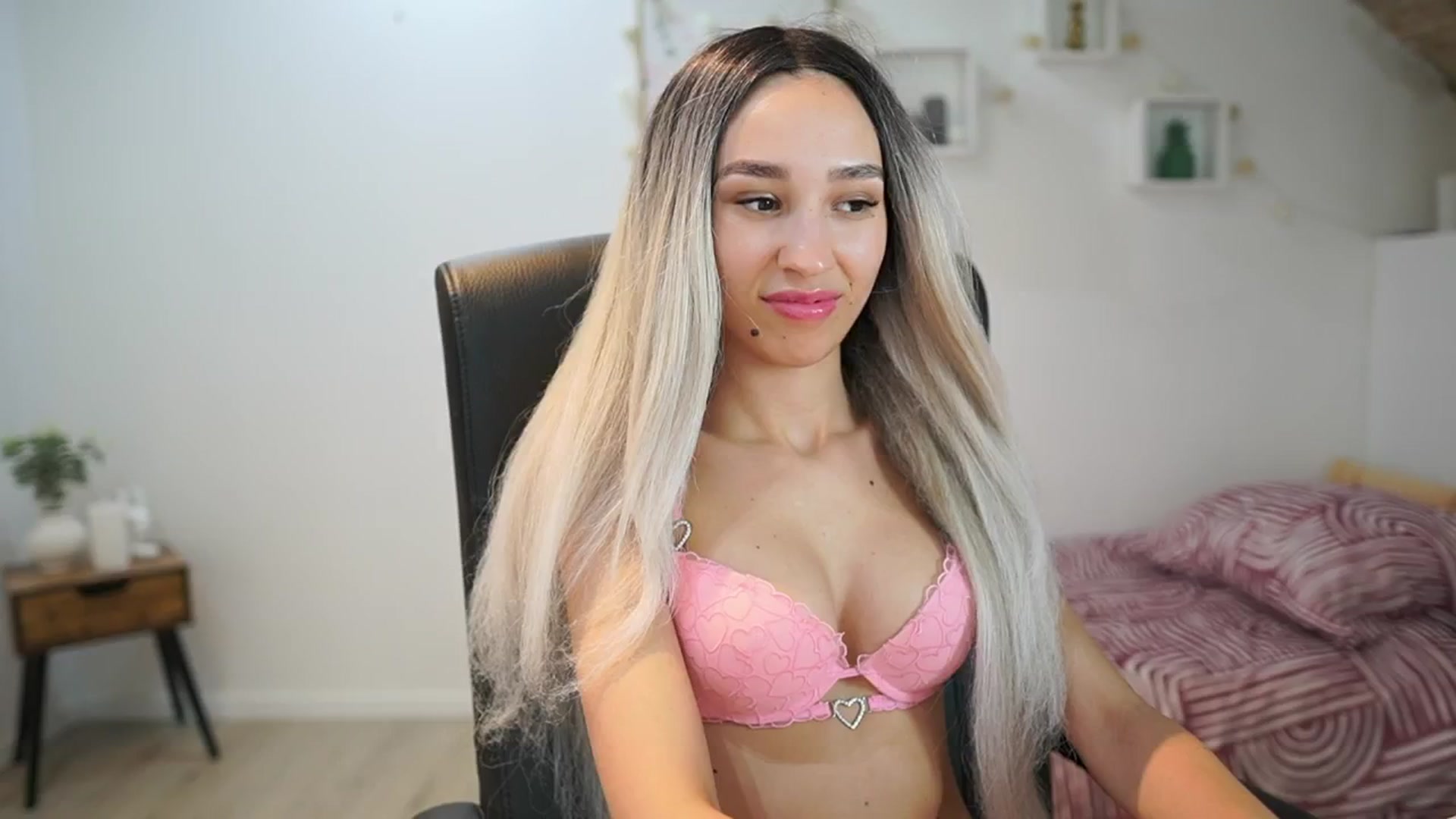 Gallery image thumbnail from Amai__Liu's myfreecams stream on, 06/09/2025, 17:18 image 16 of 20