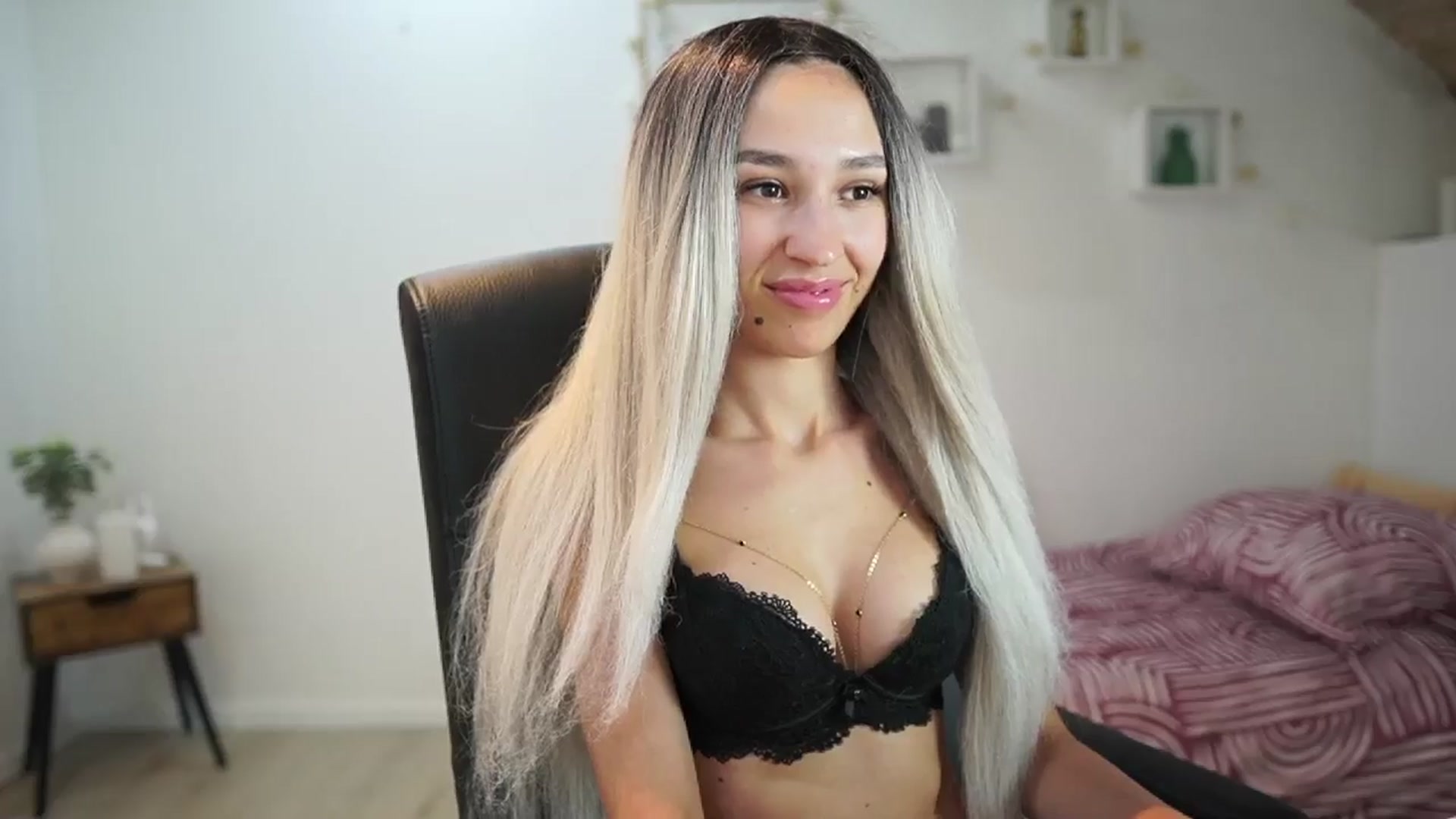 Gallery image thumbnail from Amai__Liu's myfreecams stream on, 06/13/2025, 20:42 image 18 of 20