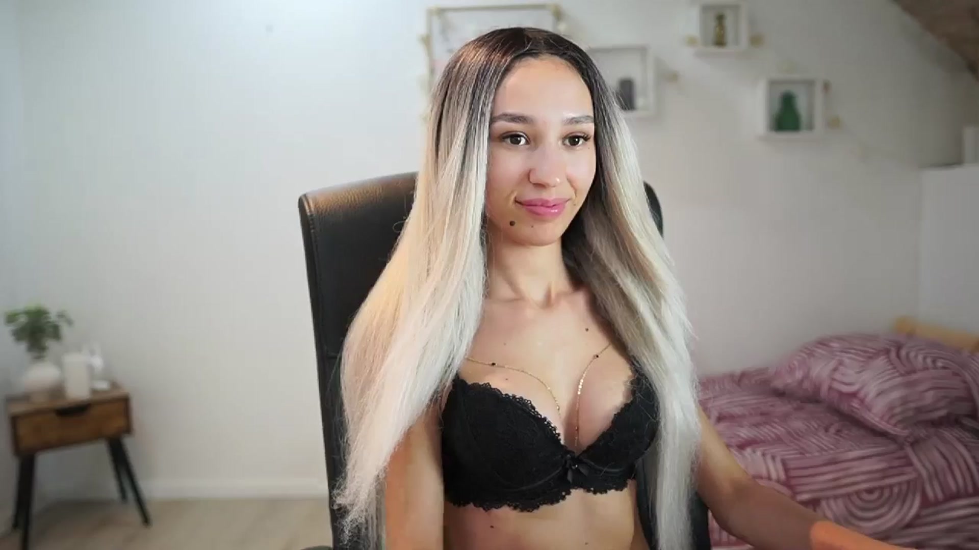 Gallery image thumbnail from Amai__Liu's myfreecams stream on, 06/13/2025, 20:42 image 13 of 20