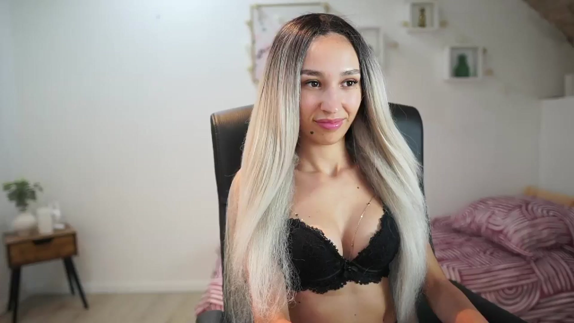 Gallery image thumbnail from Amai__Liu's myfreecams stream on, 06/13/2025, 20:42 image 10 of 20
