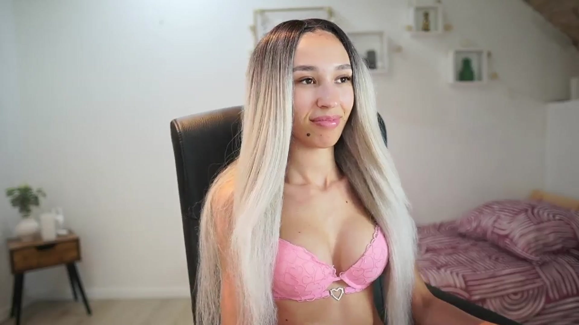 Gallery image thumbnail from Amai__Liu's myfreecams stream on, 06/13/2025, 21:53 image 16 of 20