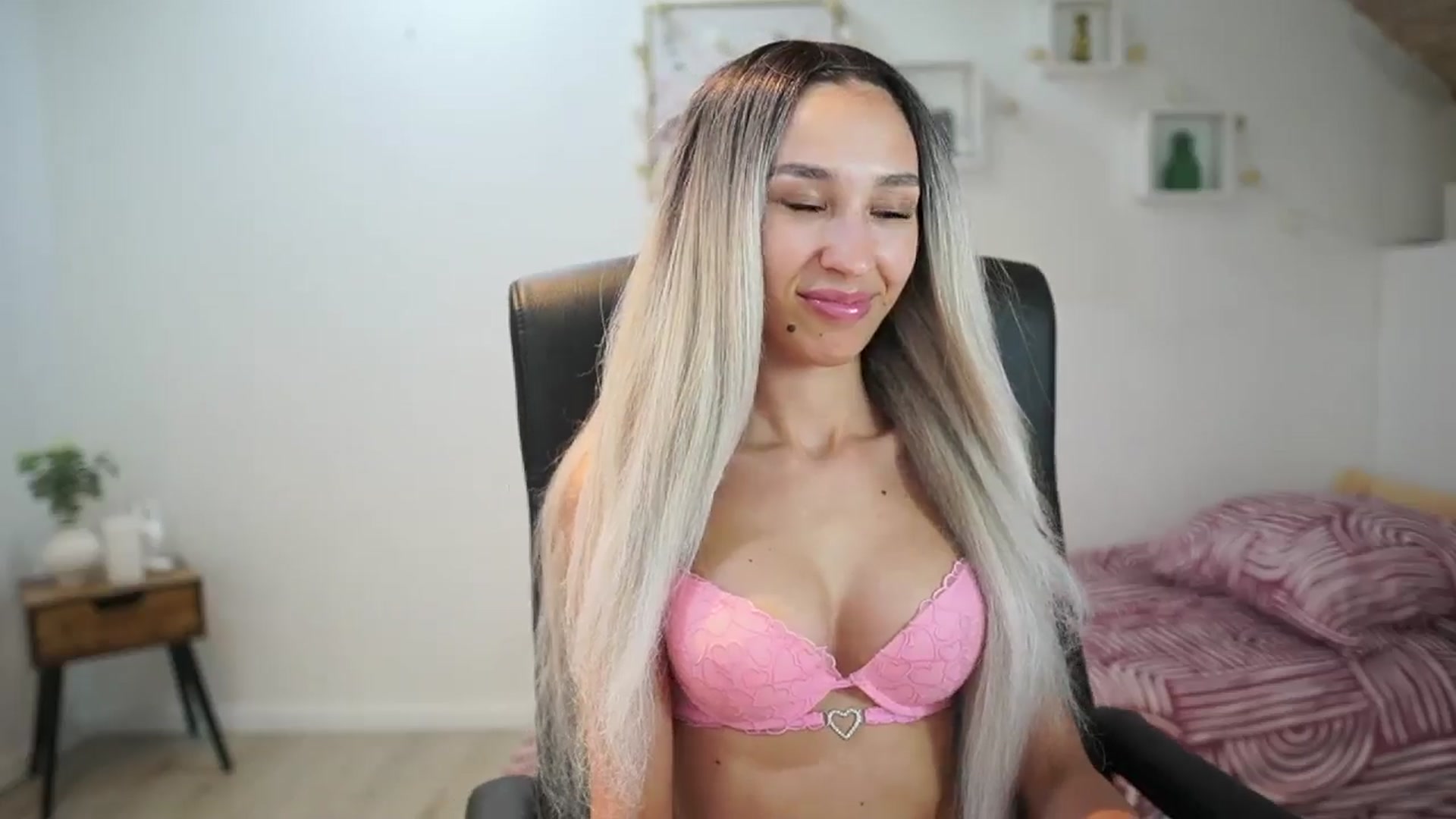 Gallery image thumbnail from Amai__Liu's myfreecams stream on, 06/13/2025, 22:44 image 6 of 20