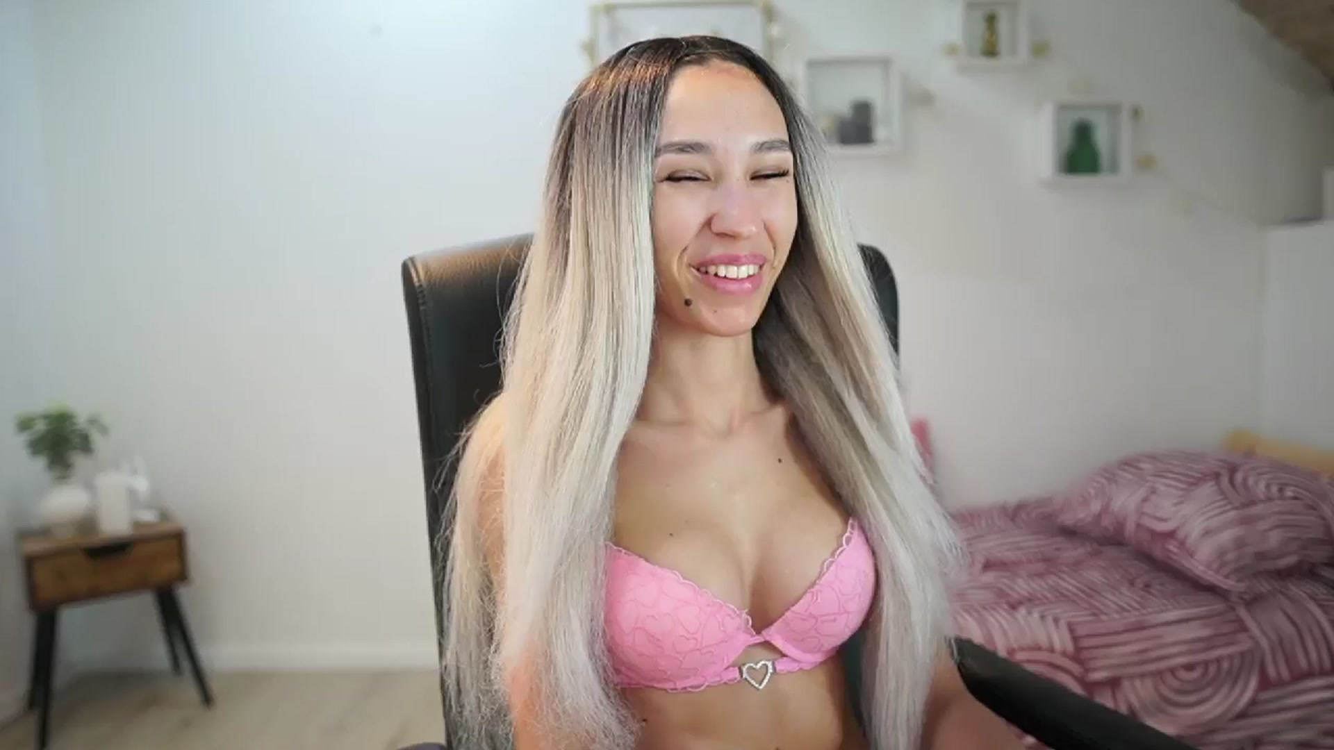 Gallery image thumbnail from Amai__Liu's myfreecams stream on, 06/13/2025, 22:44 image 2 of 20
