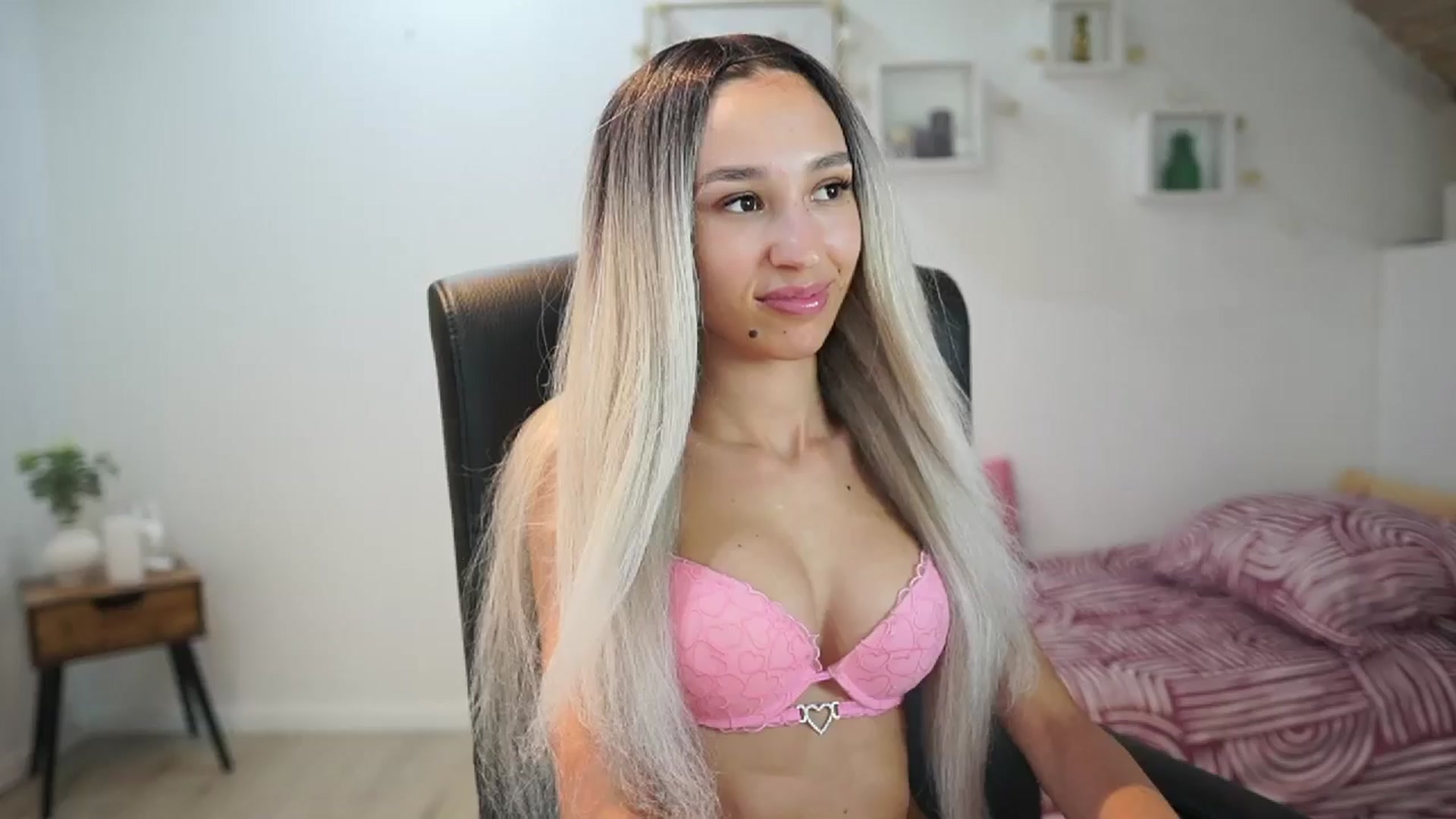 Gallery image thumbnail from Amai__Liu's myfreecams stream on, 06/13/2025, 22:44 image 10 of 20