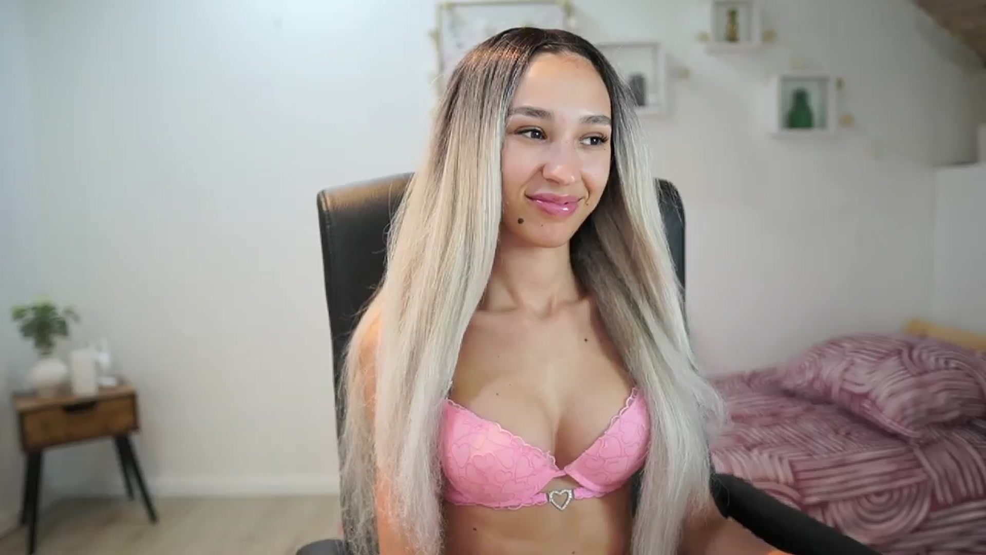 Gallery image thumbnail from Amai__Liu's myfreecams stream on, 06/13/2025, 22:44 image 4 of 20