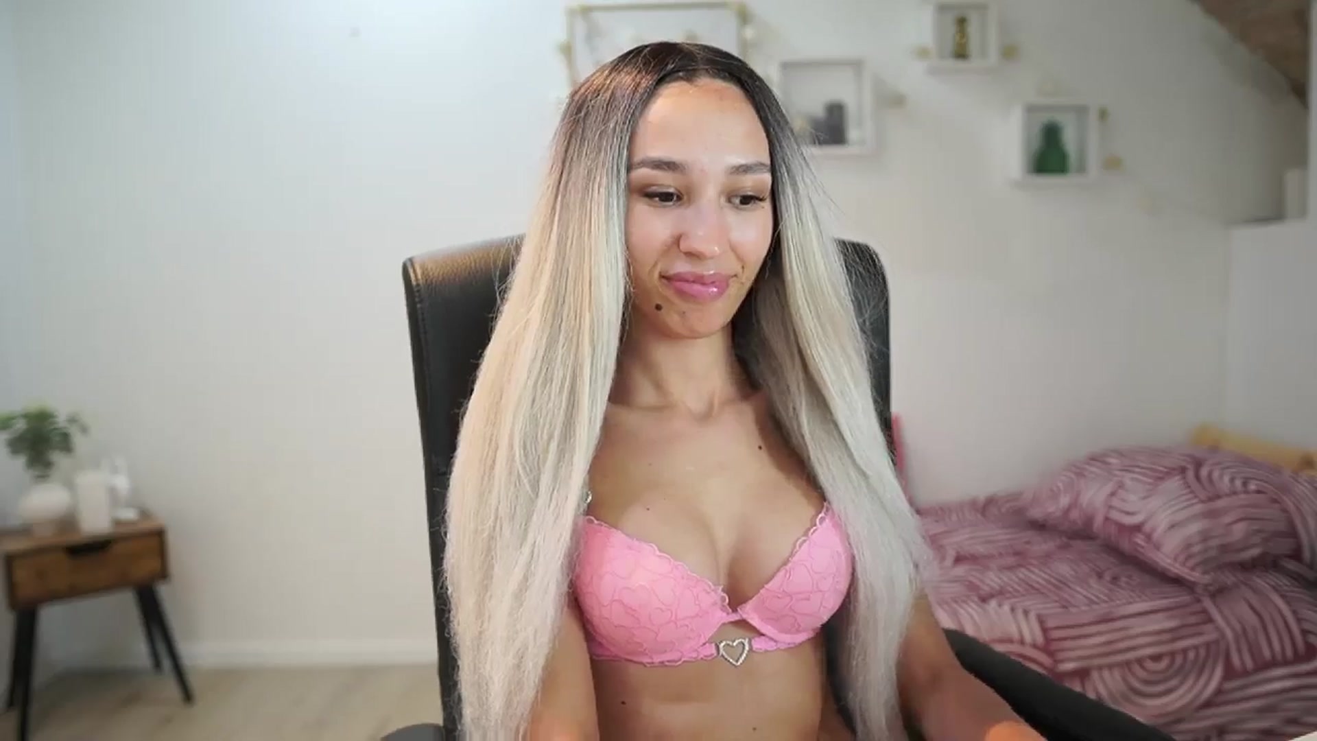 Gallery image thumbnail from Amai__Liu's myfreecams stream on, 06/13/2025, 22:44 image 19 of 20