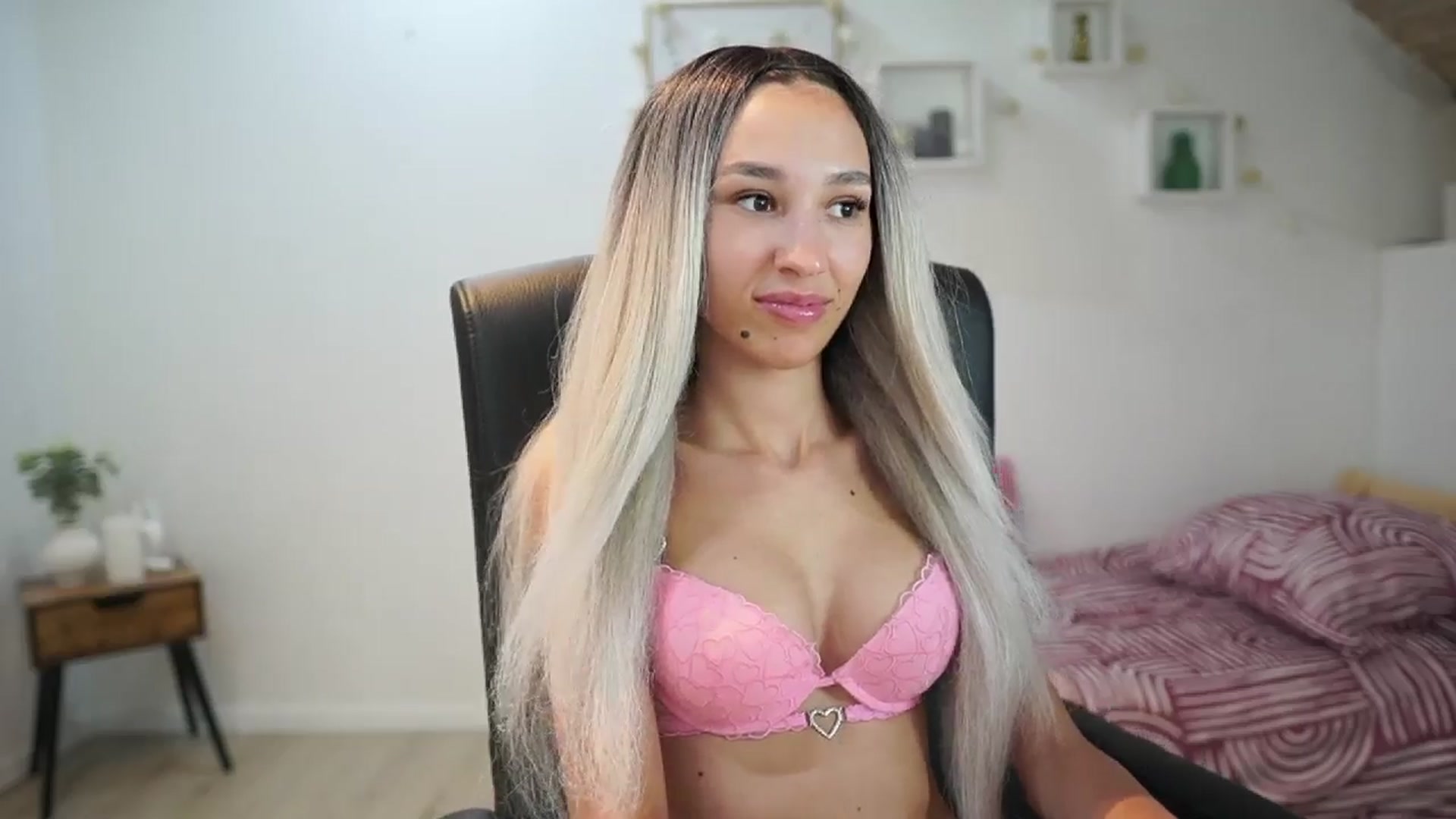 Gallery image thumbnail from Amai__Liu's myfreecams stream on, 06/13/2025, 22:44 image 9 of 20