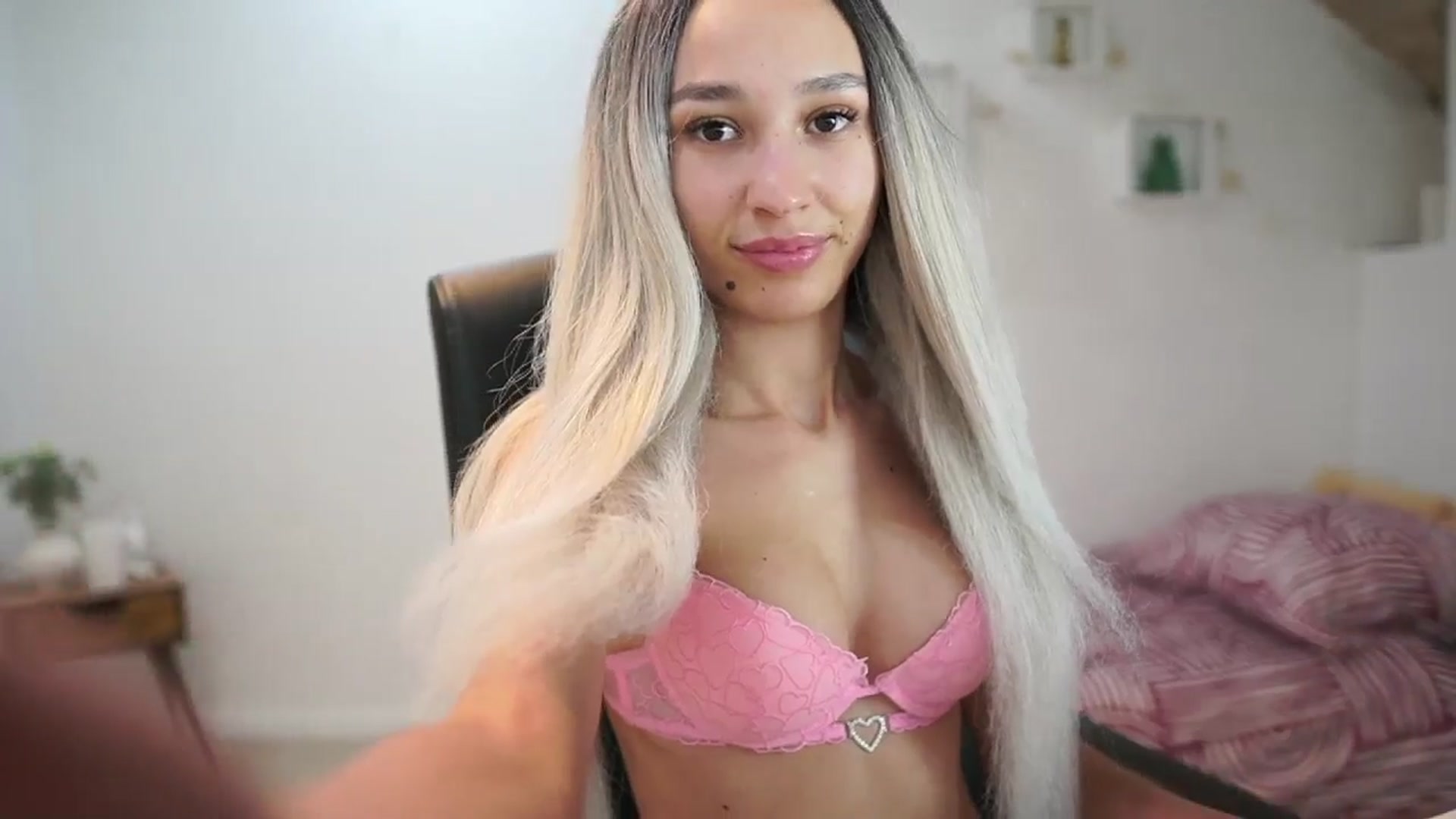 Gallery image thumbnail from Amai__Liu's myfreecams stream on, 06/13/2025, 22:44 image 17 of 20