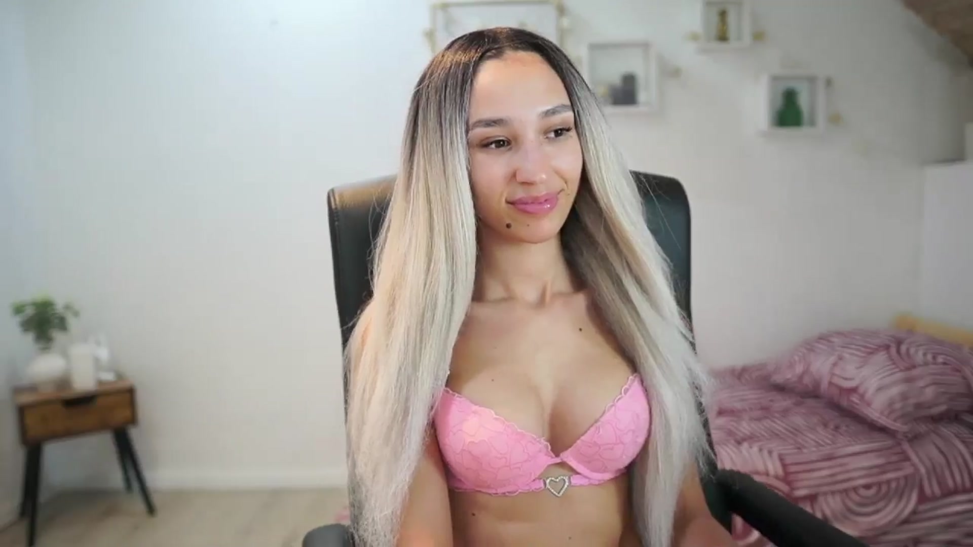 Gallery image thumbnail from Amai__Liu's myfreecams stream on, 06/13/2025, 22:44 image 5 of 20