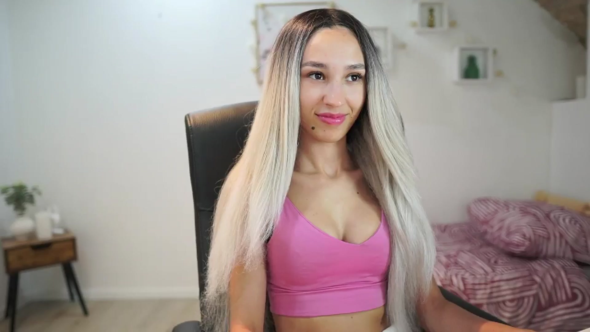 Gallery image thumbnail from Amai__Liu's myfreecams stream on, 06/15/2025, 18:36 image 8 of 20