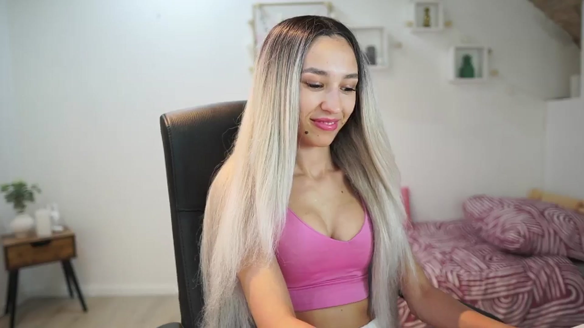 Gallery image thumbnail from Amai__Liu's myfreecams stream on, 06/15/2025, 18:36 image 9 of 20