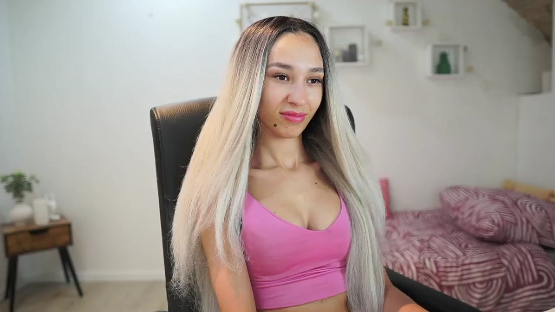 Gallery image thumbnail from Amai__Liu's myfreecams stream on, 06/15/2025, 18:36 image 1 of 20