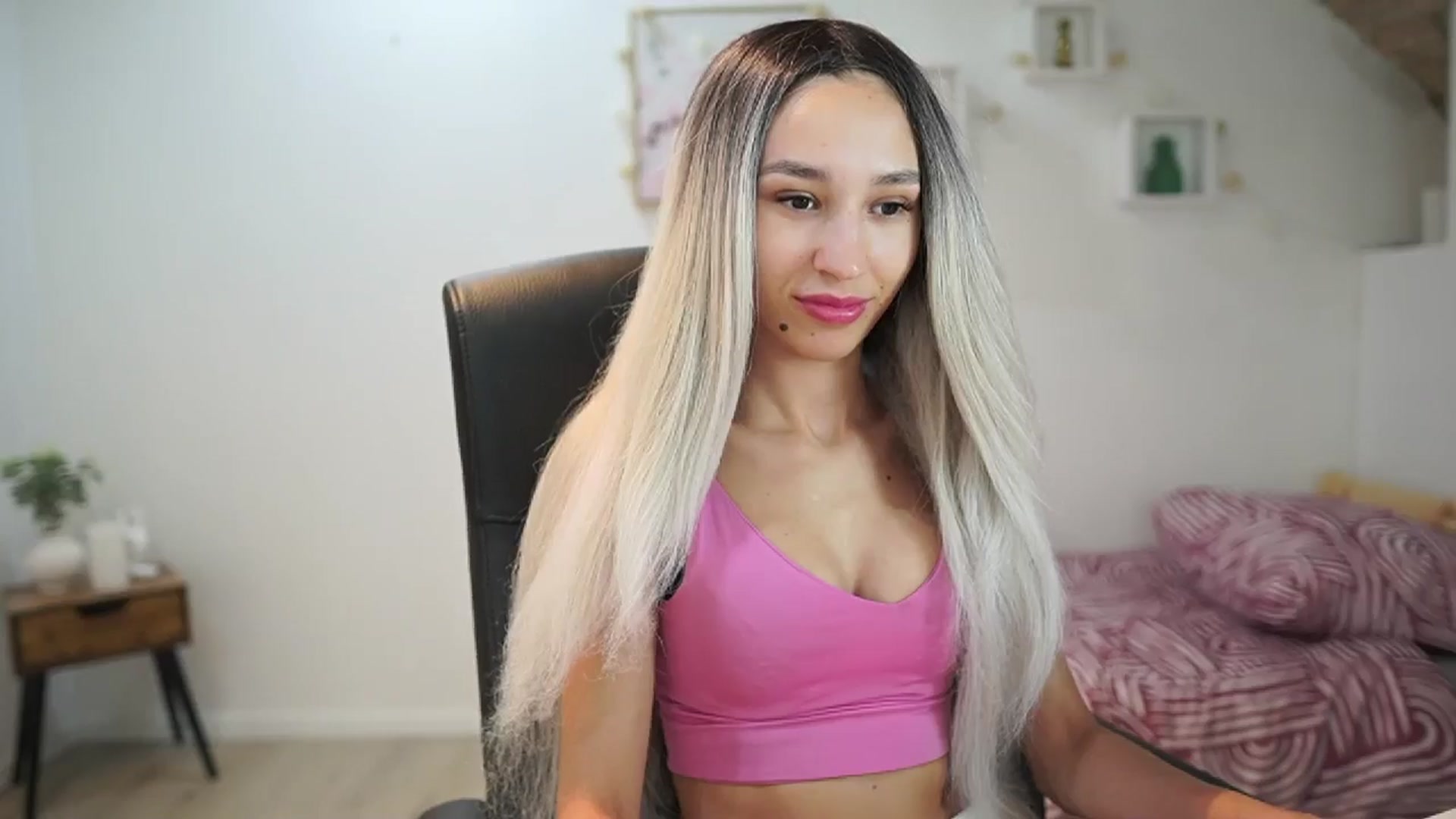 Gallery image thumbnail from Amai__Liu's myfreecams stream on, 06/15/2025, 18:36 image 7 of 20